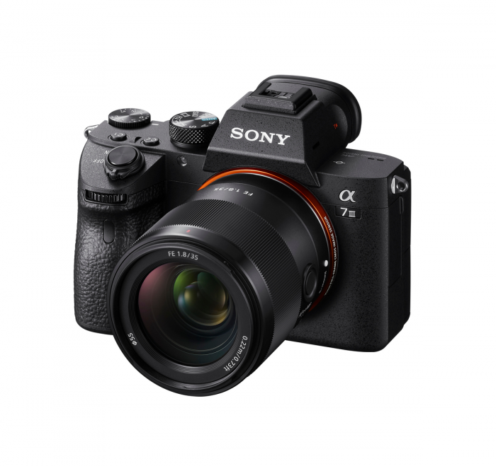 圖 3-Sony-FE-35mm-F1.8-鏡頭搭載快速、精確和安靜的線性馬達自動對焦驅動系統，是動靜態影像拍攝的理想配備。此圖搭配-Sony-α7-III-相機.png @3C 達人廖阿輝