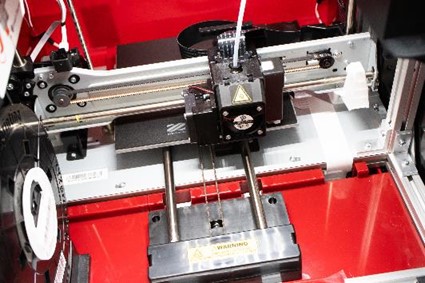 多功能3D列印機-da Vinci Jr. Pro X+，內建9點偵測式校正功能，輕觸按鈕後列印頭與平台的距離將自動調整，呈現更完美的列印品質