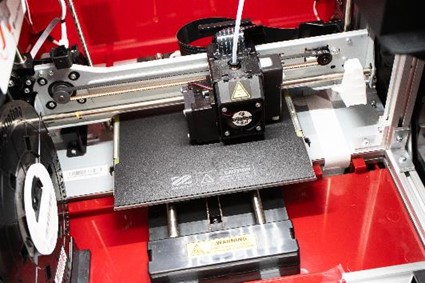 多功能3D列印機-da Vinci Jr. Pro X+，內建9點偵測式校正功能，輕觸按鈕後列印頭與平台的距離將自動調整，呈現更完美的列印品質