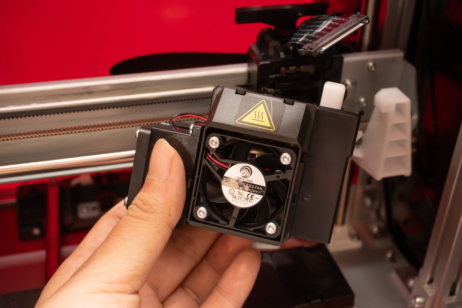 多功能3D列印機-da Vinci Jr. Pro X+，模組化與快拆的設計讓噴頭更方便更換與維護