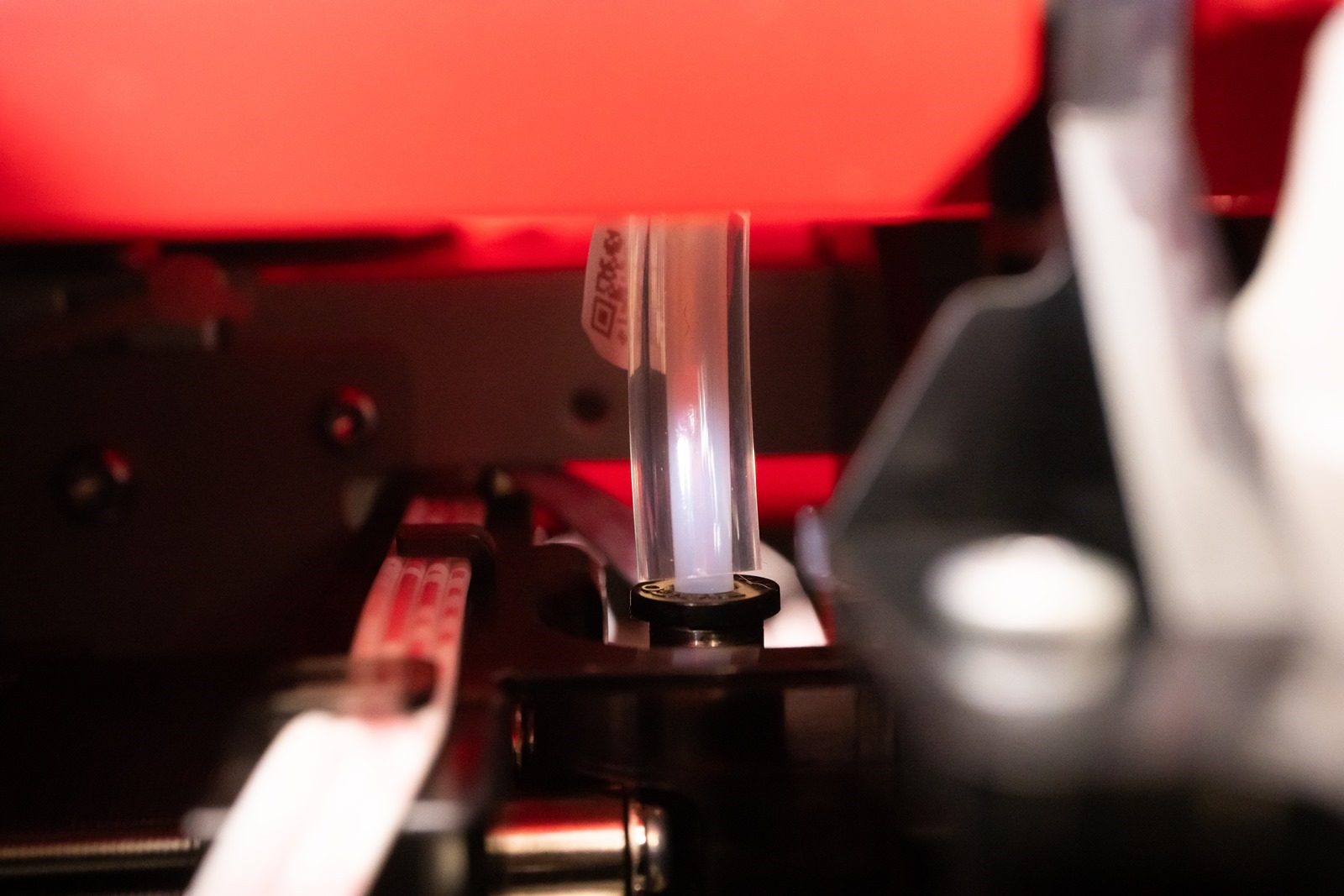 多功能3D列印機-da Vinci Jr. Pro X+，將導管與機器內部左前方的擠出機連接