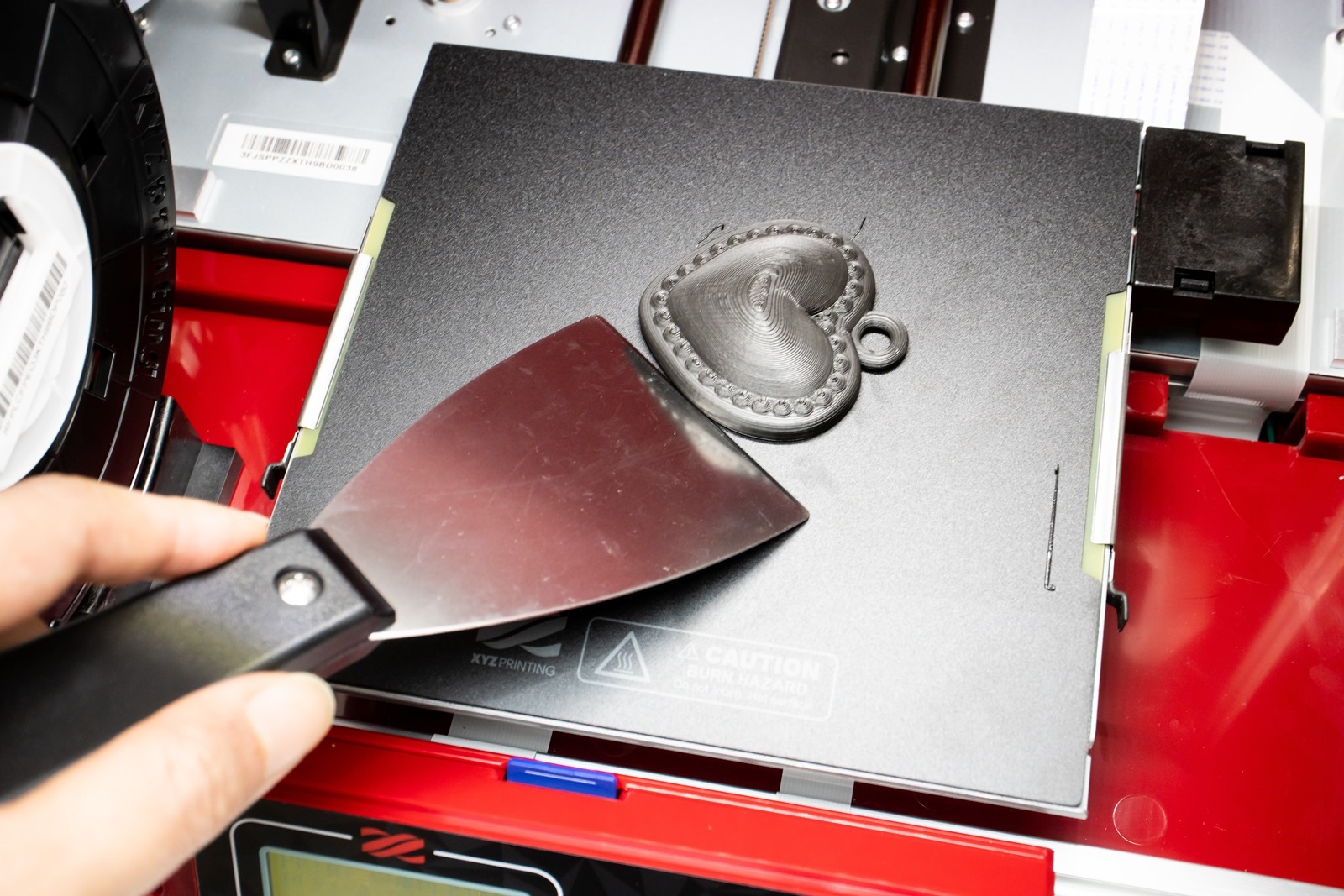 多功能3D列印機-da Vinci Jr. Pro X+，使用內附的鏟刀取下列印作品