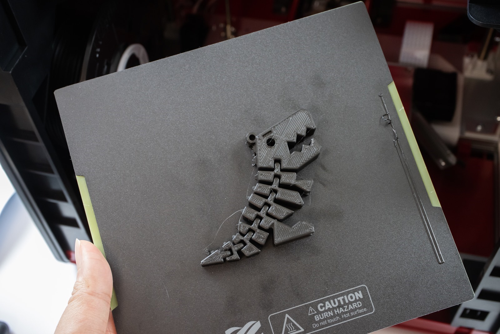 XYZprinting多功能3D列印機-da Vinci Jr. Pro X+，有方便的拆卸式平台，只要將平台取下就可簡單取出列印物件