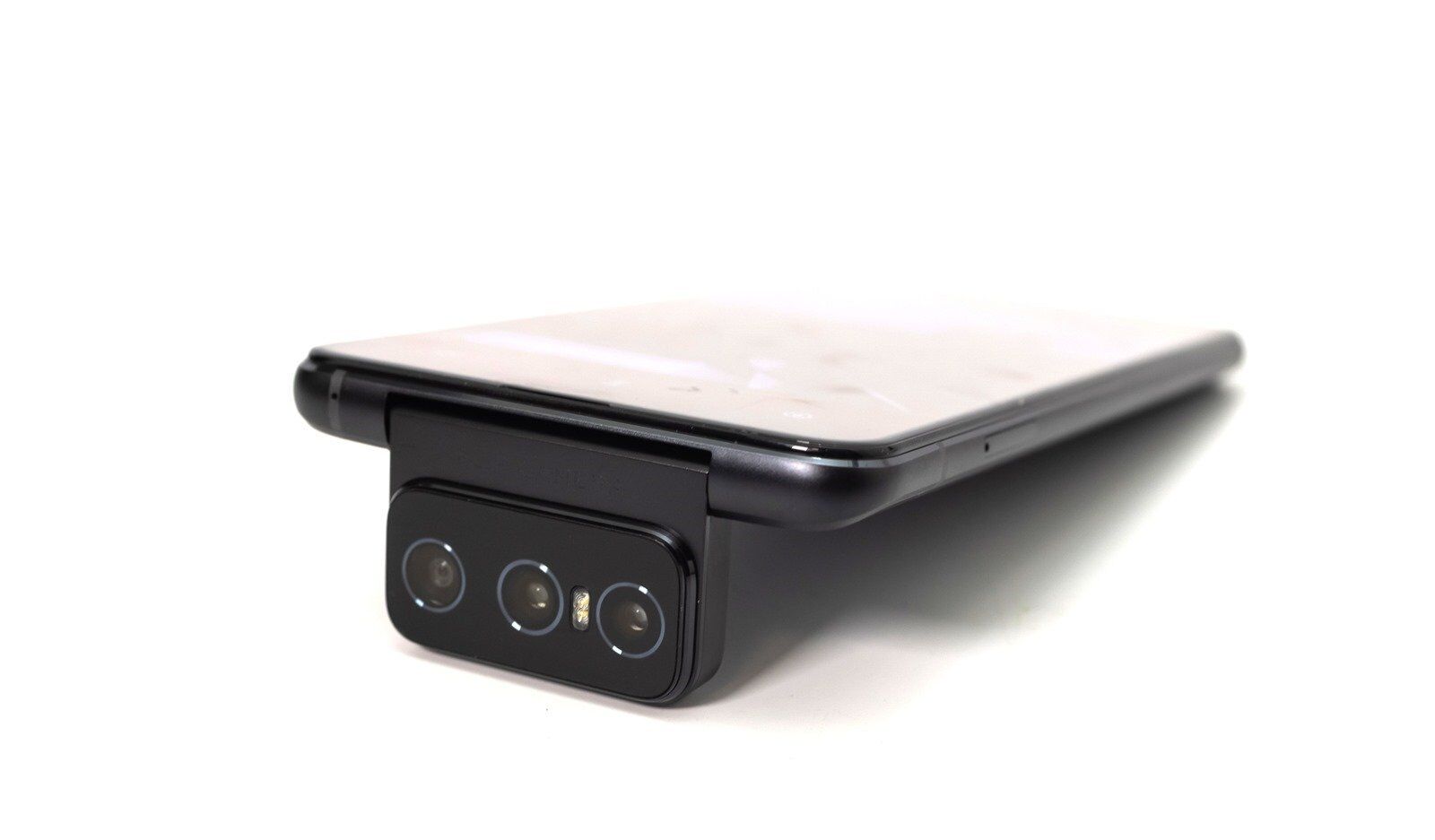 翻轉鏡頭特色繼承 ZenFone 8 Flip (1) 開箱動手玩 / 性能測試 / 續航電力 / 充電實測 @3C 達人廖阿輝