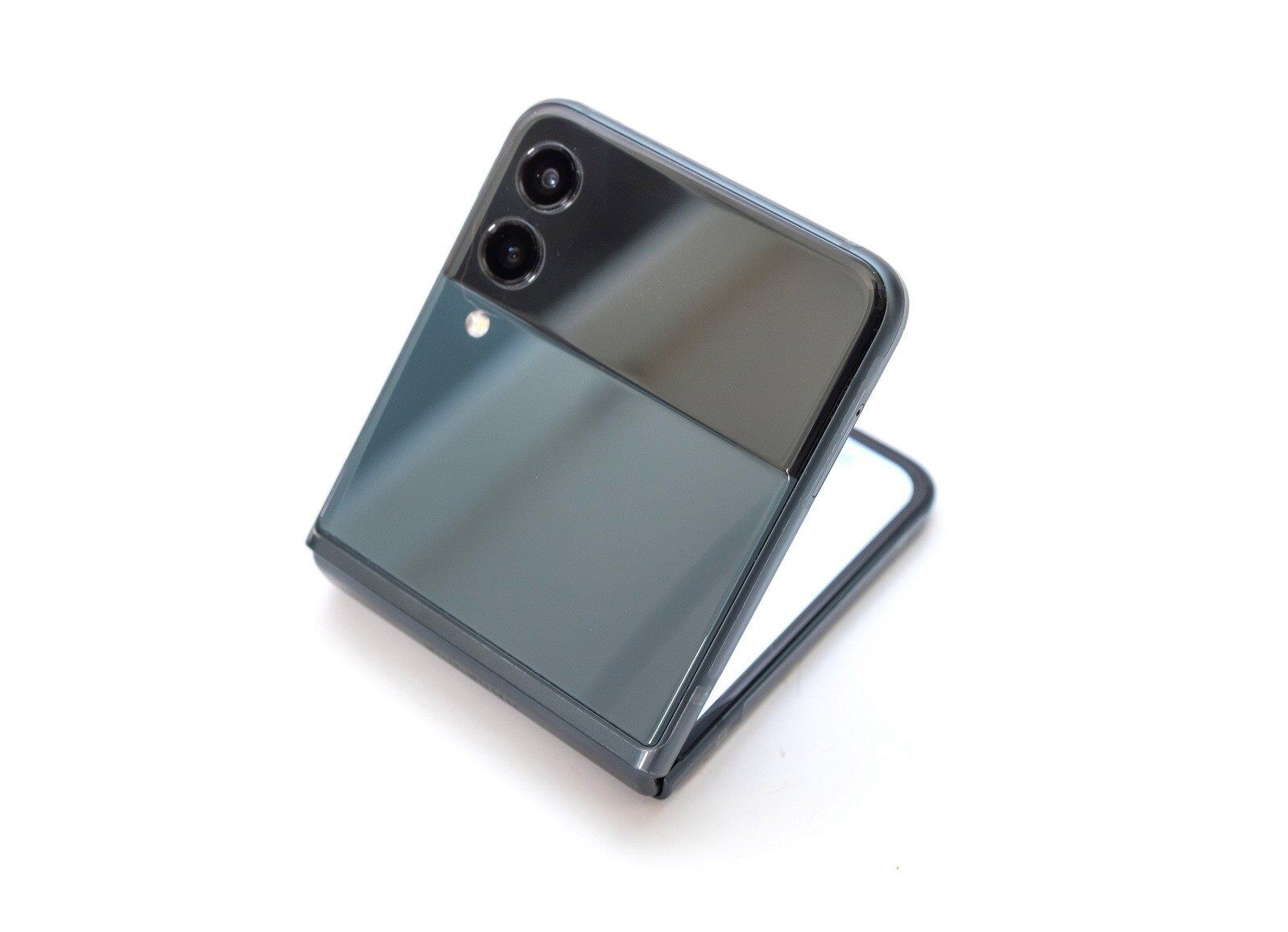 有一種實力叫顏值高！三星 Galaxy Z Flip3 5G 最美摺疊機展現自我風格 @3C 達人廖阿輝