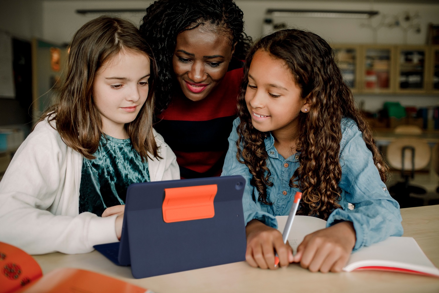 專為教育學習而生！Logitech For Education 系列打造全方位行動數位助教 全方位保護殼、 iPad 數位筆、超纖薄靜音鍵盤 學習加分必備工具 @3C 達人廖阿輝