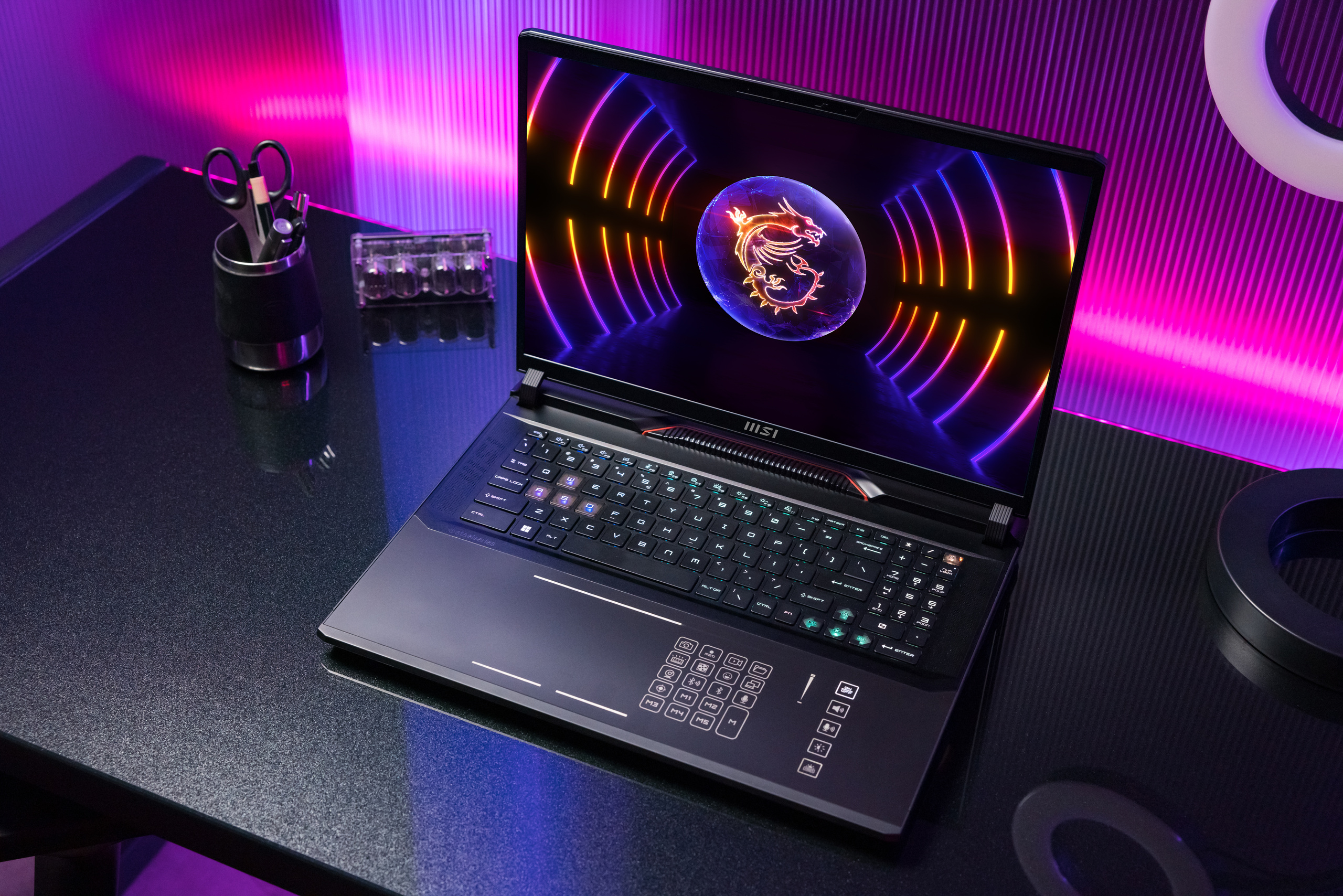 MSI 與 Mercedes-AMG 攜手打造聯名限量筆電 奢華電競全新體驗 @3C 達人廖阿輝