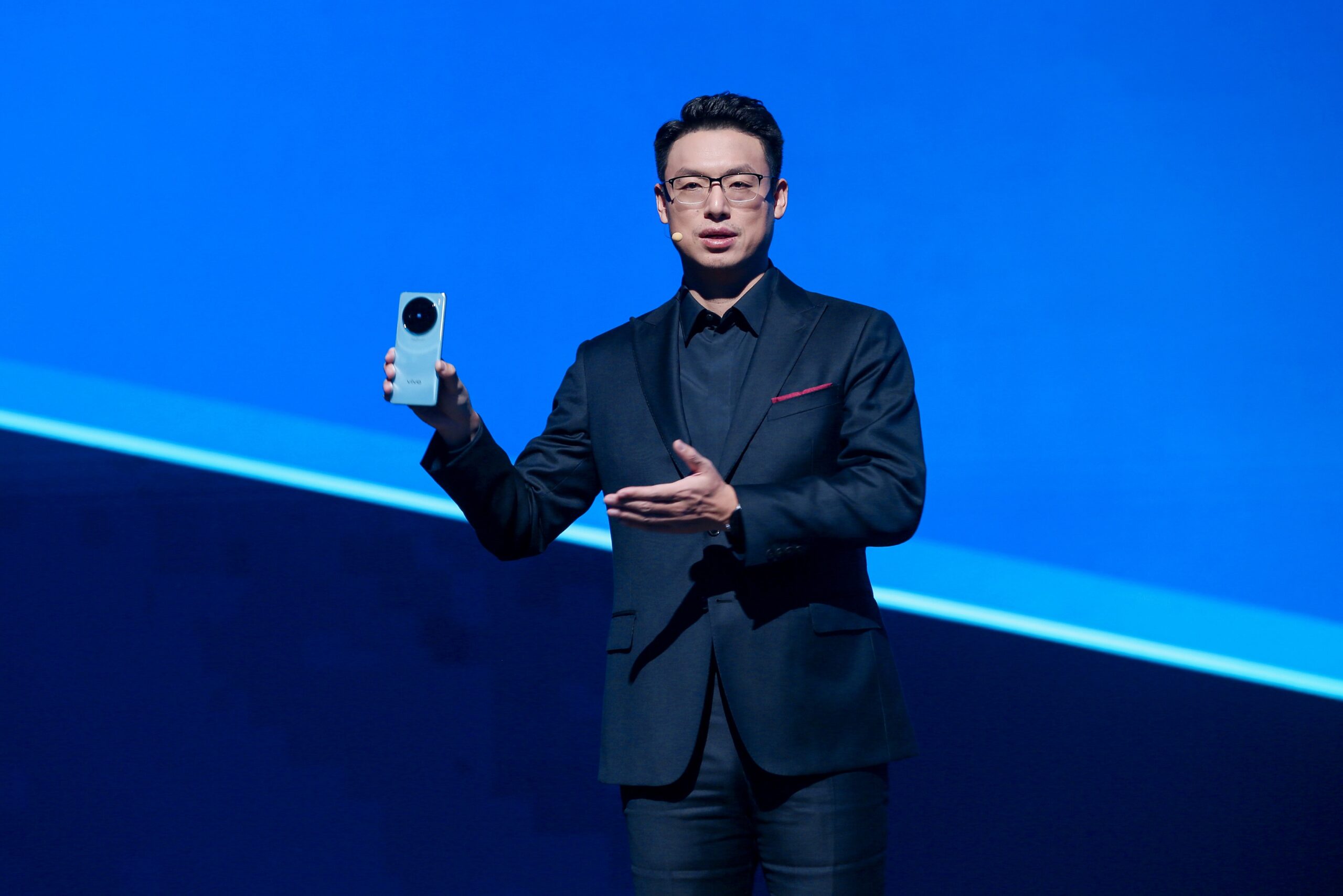 vivo X100 系列壓軸登場! 蔡司影像 心臨其境 全球首發聯發科天璣 9300 、 vivo V3 影像晶片 打造首款「攝日手機」 @3C 達人廖阿輝