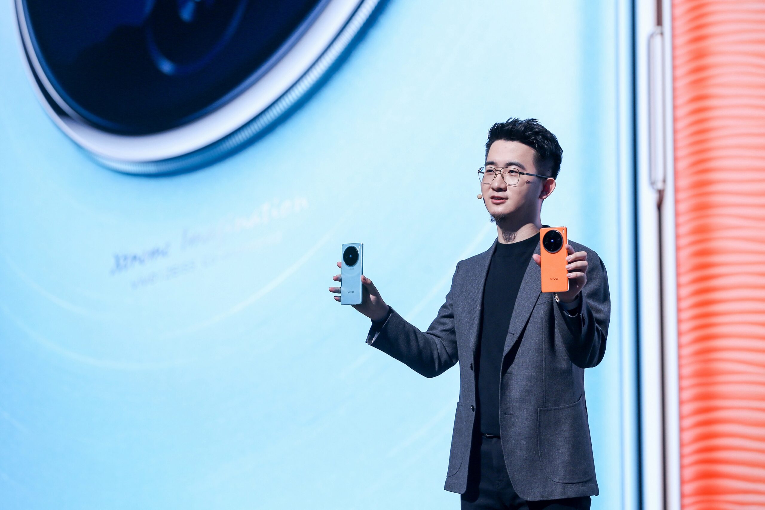 vivo X100 系列壓軸登場！ 蔡司影像 心臨其境 全球首發聯發科天璣 9300 、 vivo V3 影像晶片 打造首款「攝日手機」@3C 達人廖阿輝