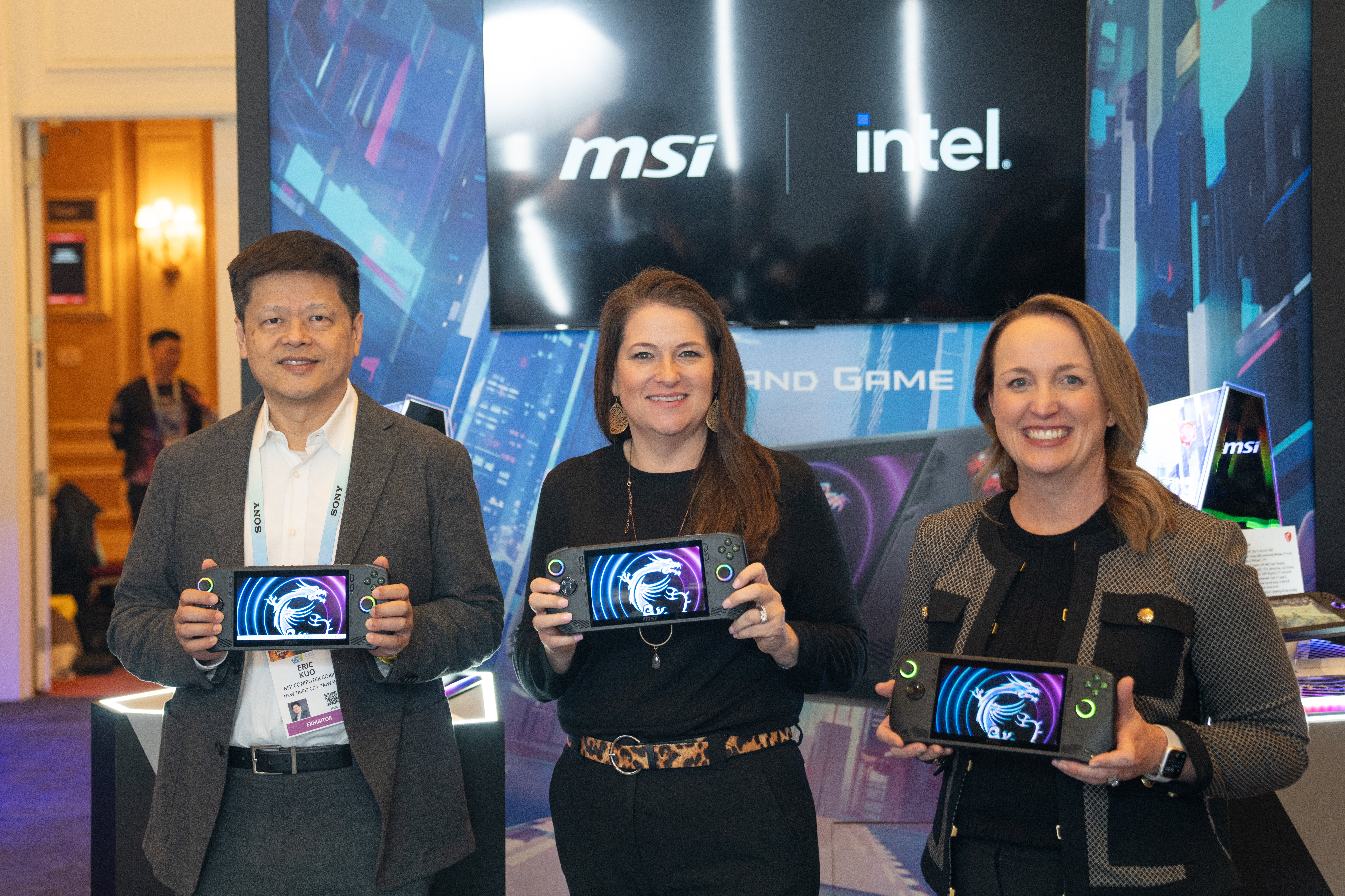 MSI 於 CES 2024 展示全新 AI-Ready 高效能筆電 首款遊戲掌機同步搶先亮相 @3C 達人廖阿輝