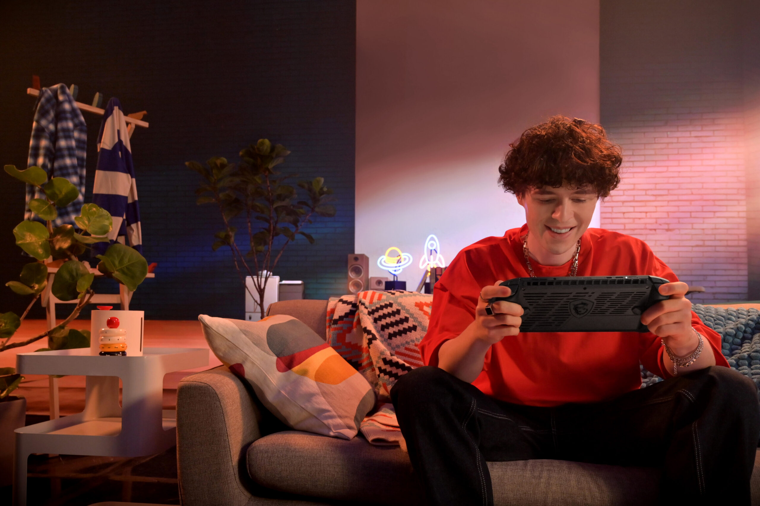 全球首款搭載 Intel® Core™ Ultra 處理器的電競掌機 MSI Claw 即日起開賣 @3C 達人廖阿輝