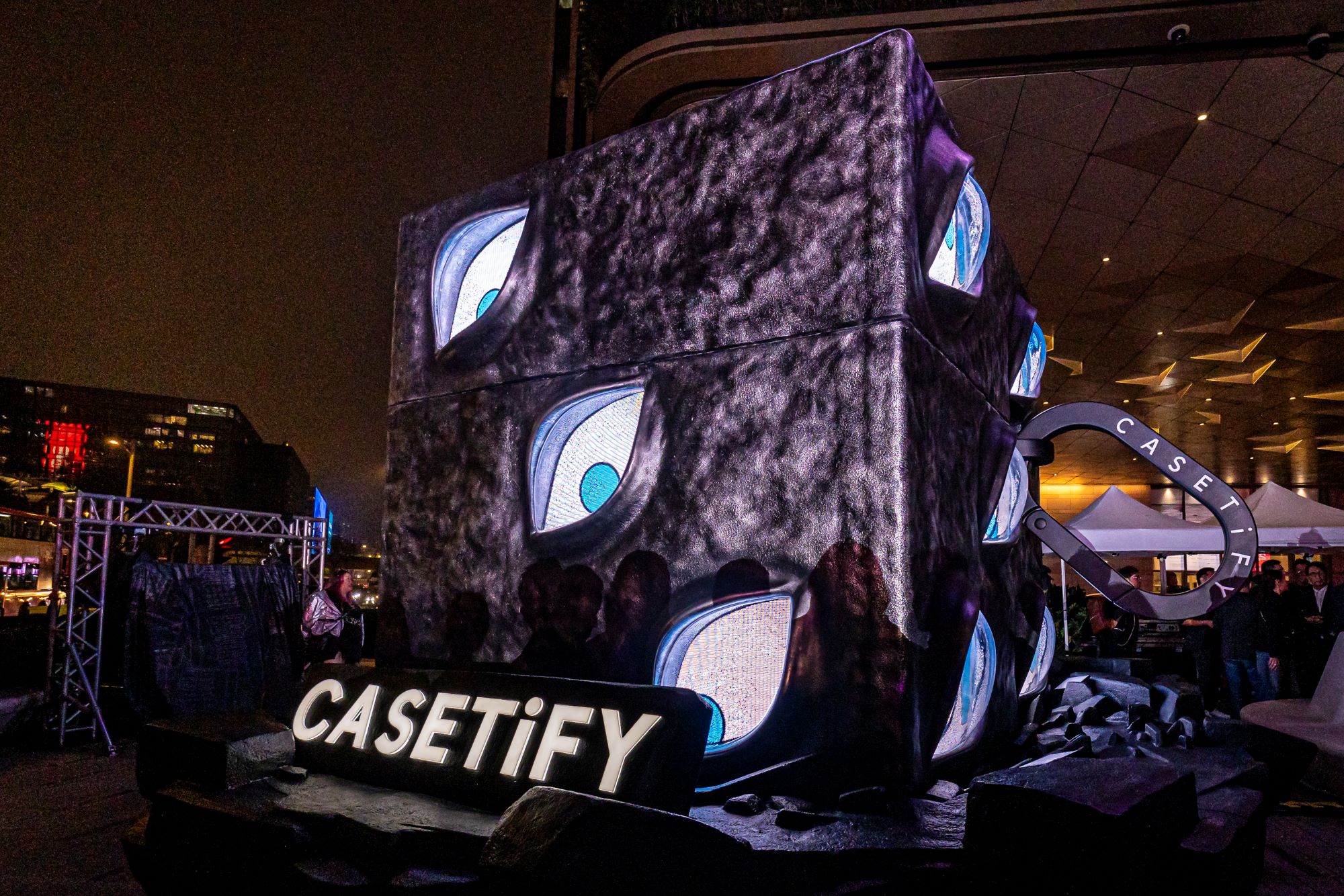 CASETiFY 打造《咒術迴戰》聯名限定快閃店 4 公尺高巨型咒物「獄門疆」震撼現身香港街頭 @3C 達人廖阿輝 CASETiFY 打造《咒術迴戰》聯名限定快閃店 4 公尺高巨型咒物「獄門疆」震撼現身香港街頭 @3C 達人廖阿輝