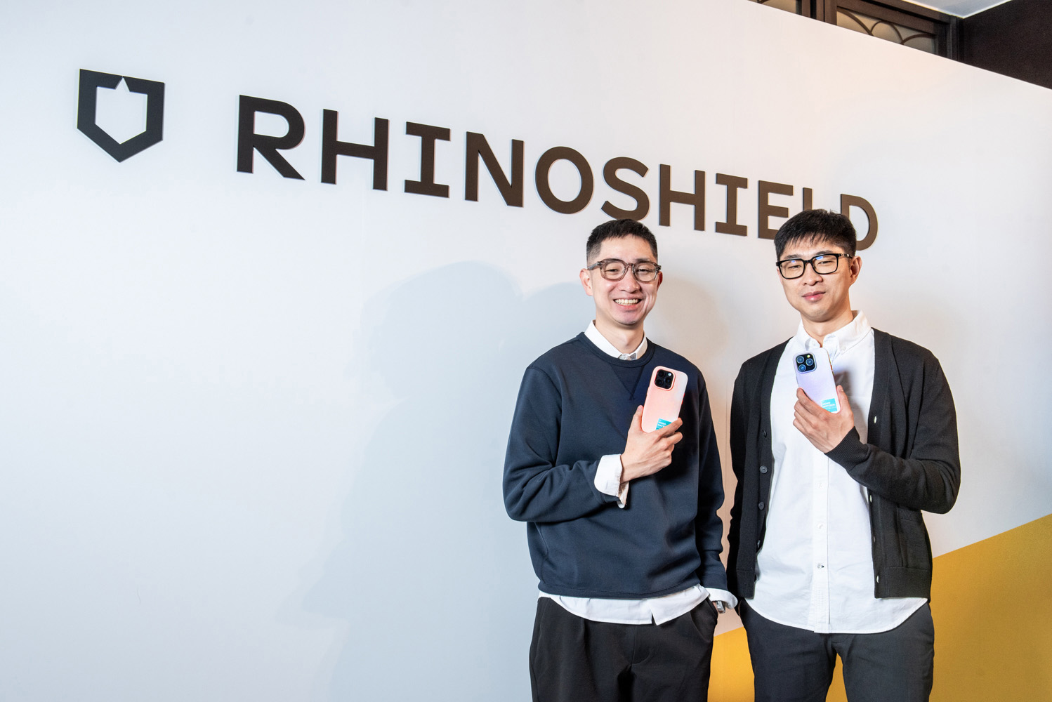 品牌十年有成 犀牛盾打造全台第一個 100% 循環再生手機殼 玩美輝映 2024 大勢代表色 首創手機殼產品履歷 落實零廢棄全循環可能 RHINOLOOP 生態圈強化回收網絡 攜手產業夥伴共創永續未來 @3C 達人廖阿輝