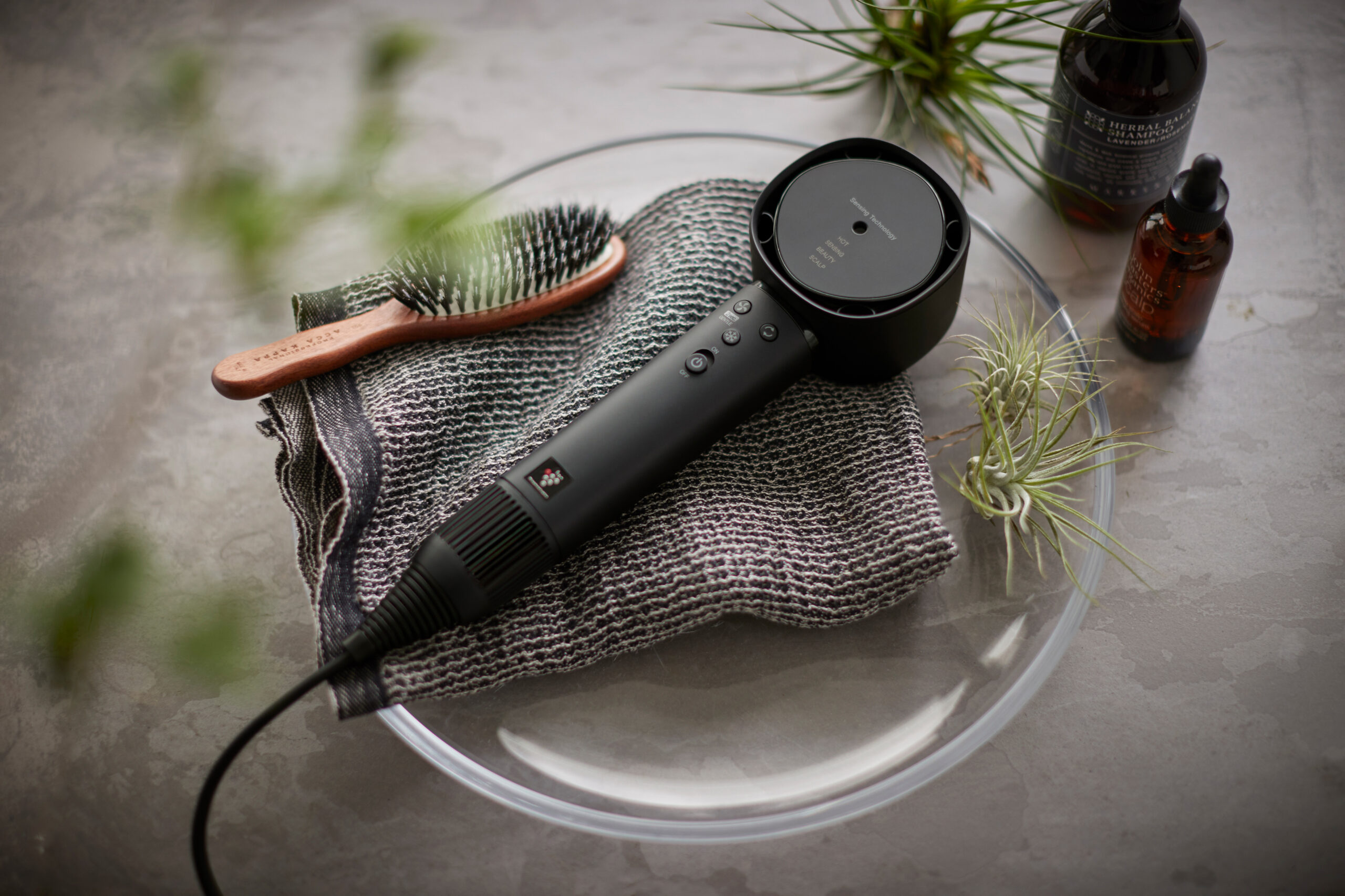 突破傳統吹風機設計的夏普『四氣流水潤溫控吹風機』正式在台亮相 速乾、鎖水、強韌、護色 Plasmacluster Beauty 一支聰明的養護吹風機問世 榮獲 Good Design Award 設計大賞 以水潤護，打造健康自然美生活 @3C 達人廖阿輝