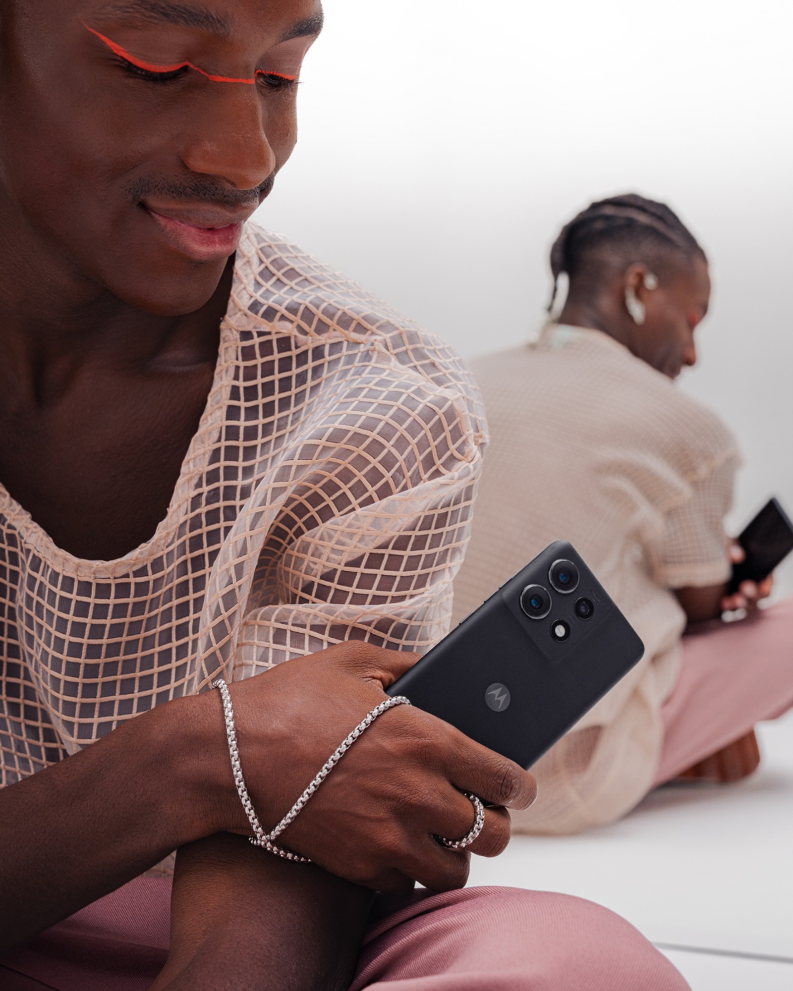 今夏最美防水手機 motorola edge 50 系列 6.67 吋曲面全螢幕搭配純素皮革完美工藝 x 5,000 萬畫素隨拍即美 @3C 達人廖阿輝