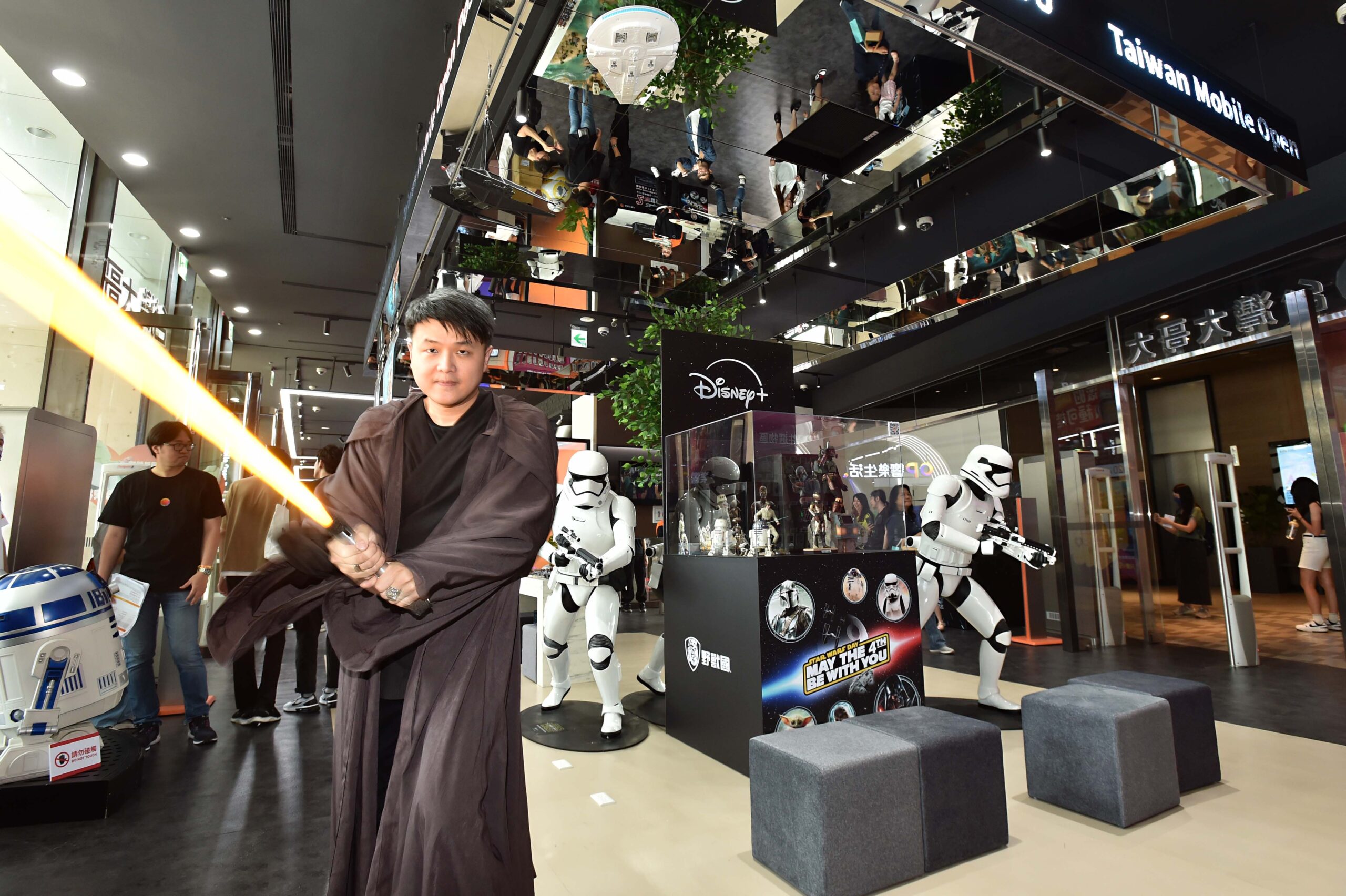 台灣大臺北文創旗艦門市全新重裝登場 星際大戰主題營造透視科技感 透亮落地門窗打造全台 myfone 門市唯一 200 吋大螢幕多功能展演區 @3C 達人廖阿輝