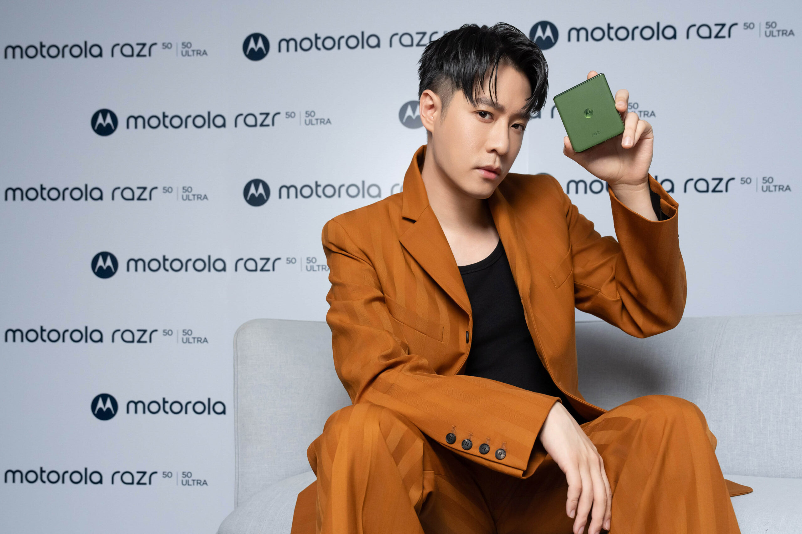 2024 年 motorola razr 50｜50 ULTRA 折疊新機震撼上市，周湯豪擔任產品代言人完美詮釋「摺」才叫帥的全新風潮。 @3C 達人廖阿輝