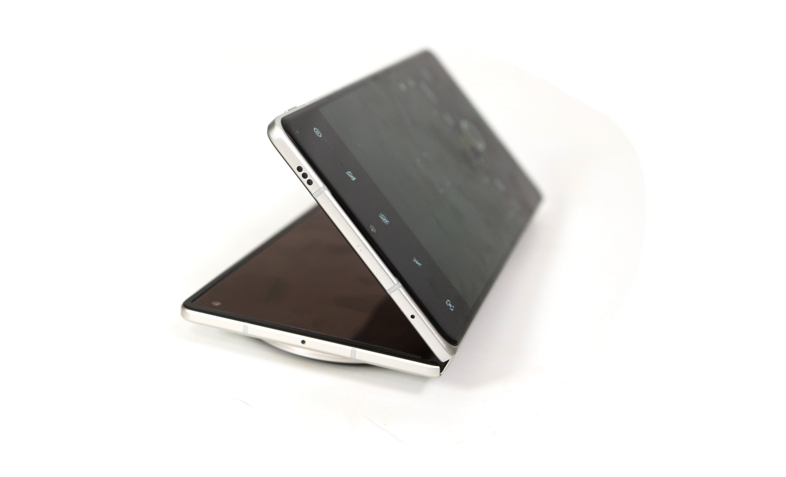 超薄超輕摺疊機新標竿！vivo X Fold5 完整評測：9.2mm 厚度 + 6000mAh 藍海大電池 + 蔡司三鏡頭 @3C 達人廖阿輝