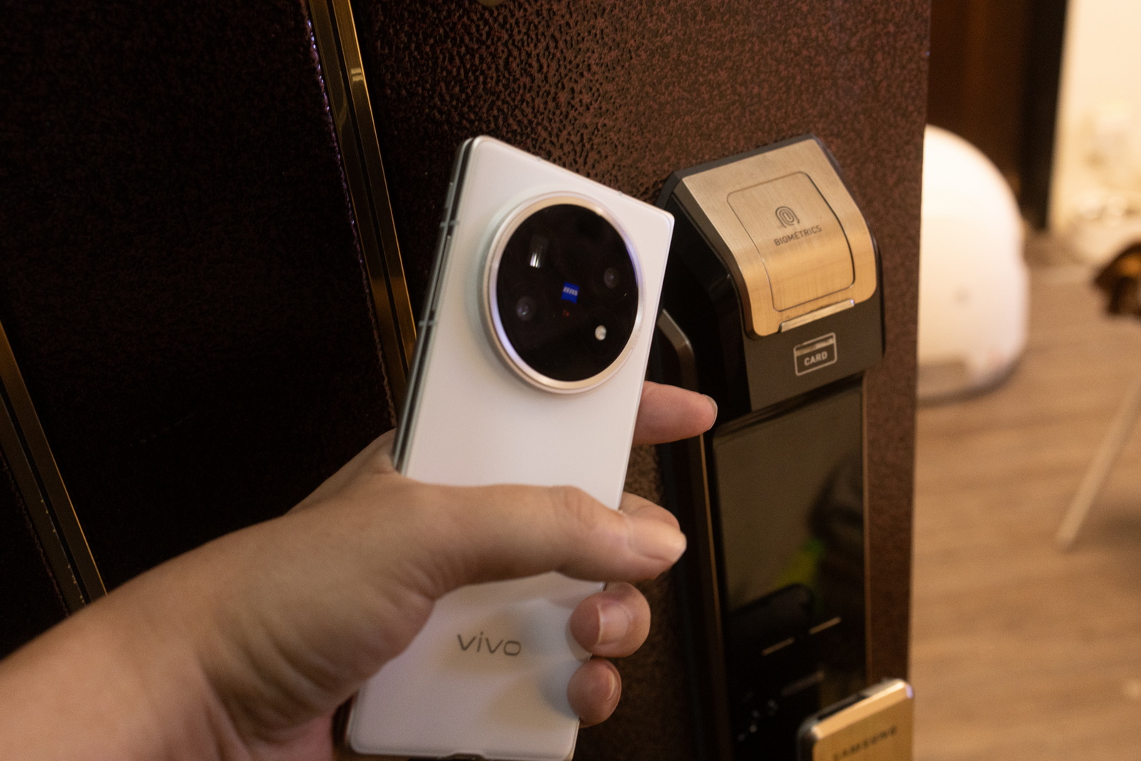 超薄超輕摺疊機新標竿！vivo X Fold5 完整評測：9.2mm 厚度 + 6000mAh 藍海大電池 + 蔡司三鏡頭 @3C 達人廖阿輝