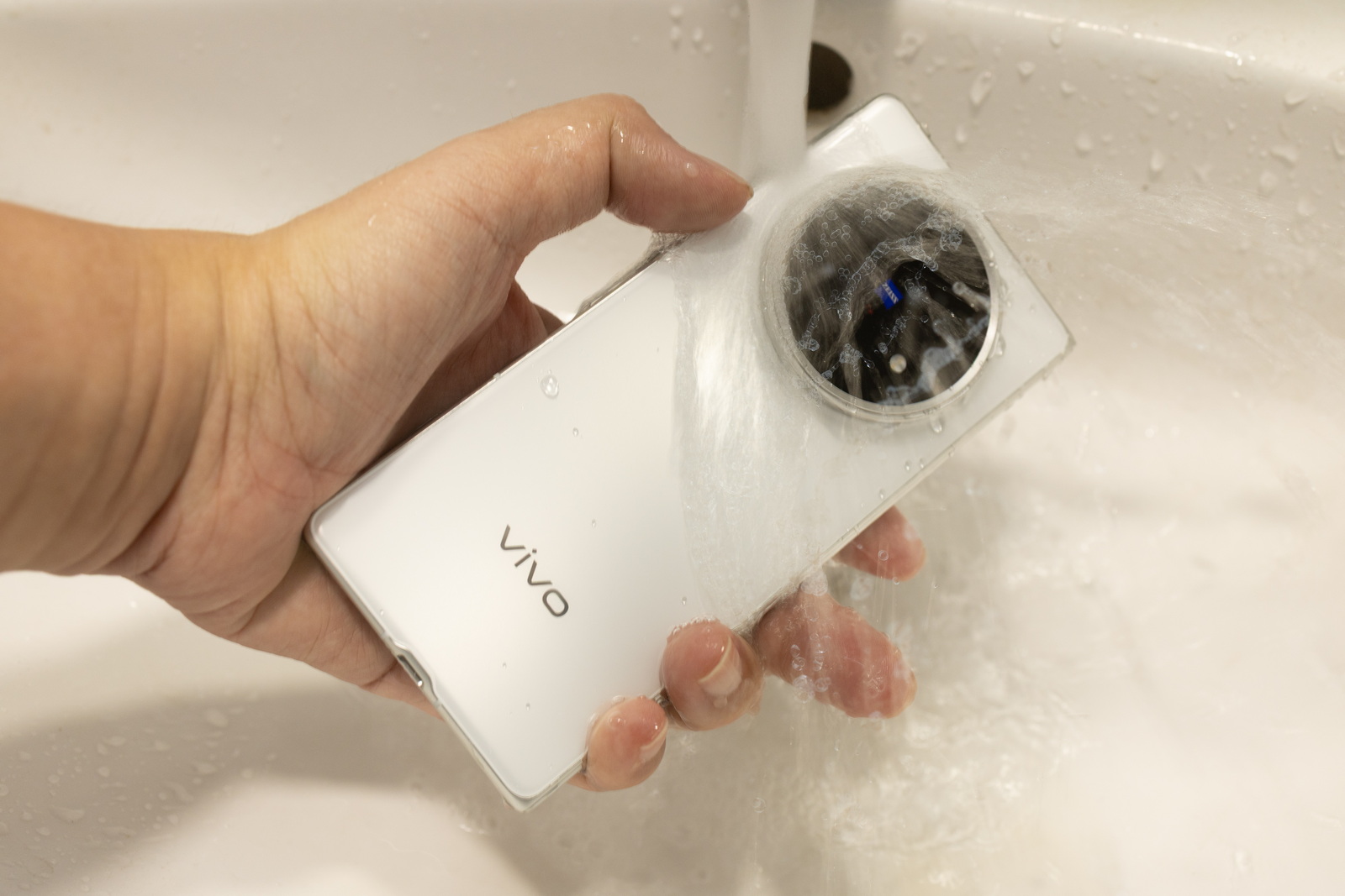 超薄超輕摺疊機新標竿！vivo X Fold5 完整評測：9.2mm 厚度 + 6000mAh 藍海大電池 + 蔡司三鏡頭 @3C 達人廖阿輝