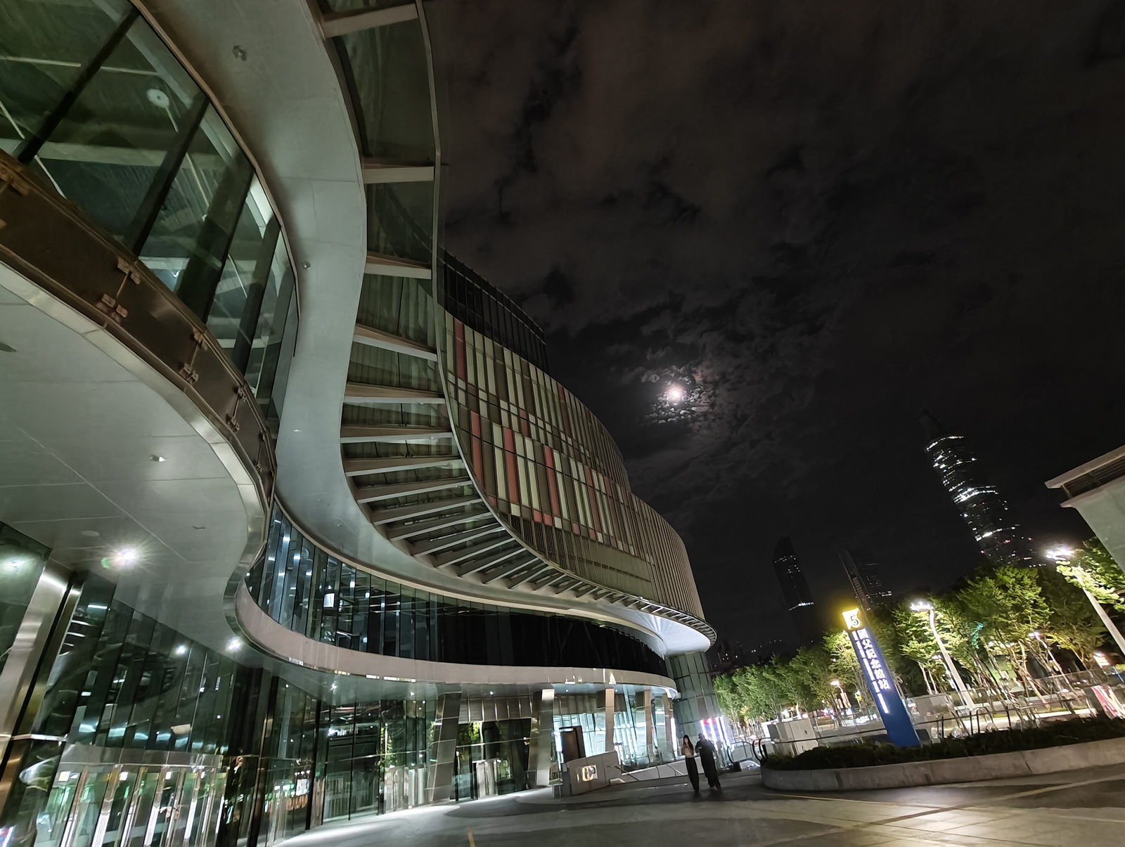 超薄超輕摺疊機新標竿！vivo X Fold5 完整評測：9.2mm 厚度 + 6000mAh 藍海大電池 + 蔡司三鏡頭 @3C 達人廖阿輝