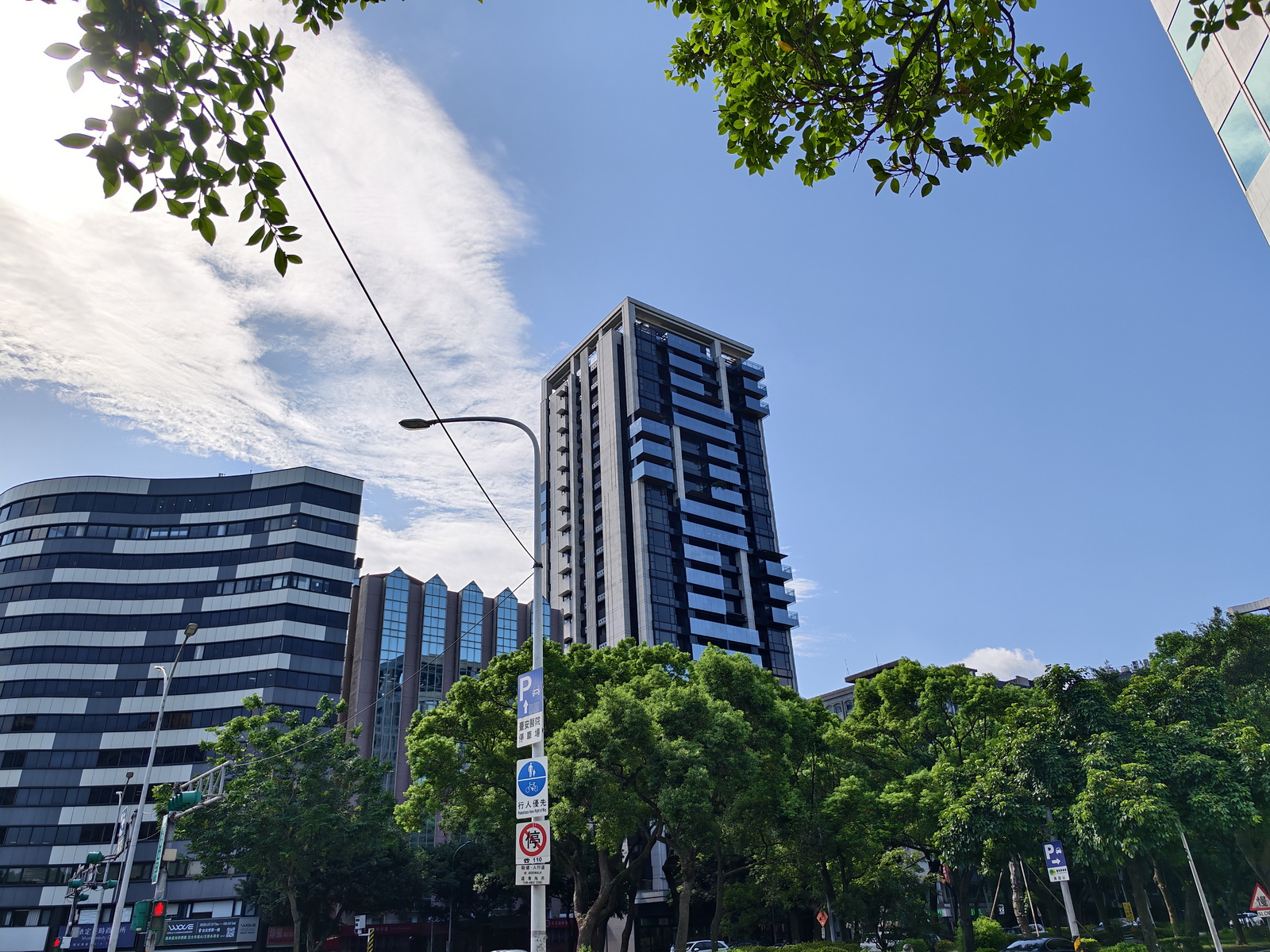 超薄超輕摺疊機新標竿！vivo X Fold5 完整評測：9.2mm 厚度 + 6000mAh 藍海大電池 + 蔡司三鏡頭 @3C 達人廖阿輝