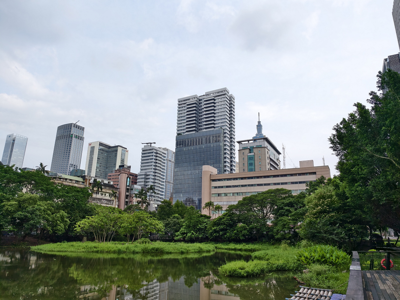超薄超輕摺疊機新標竿！vivo X Fold5 完整評測：9.2mm 厚度 + 6000mAh 藍海大電池 + 蔡司三鏡頭 @3C 達人廖阿輝