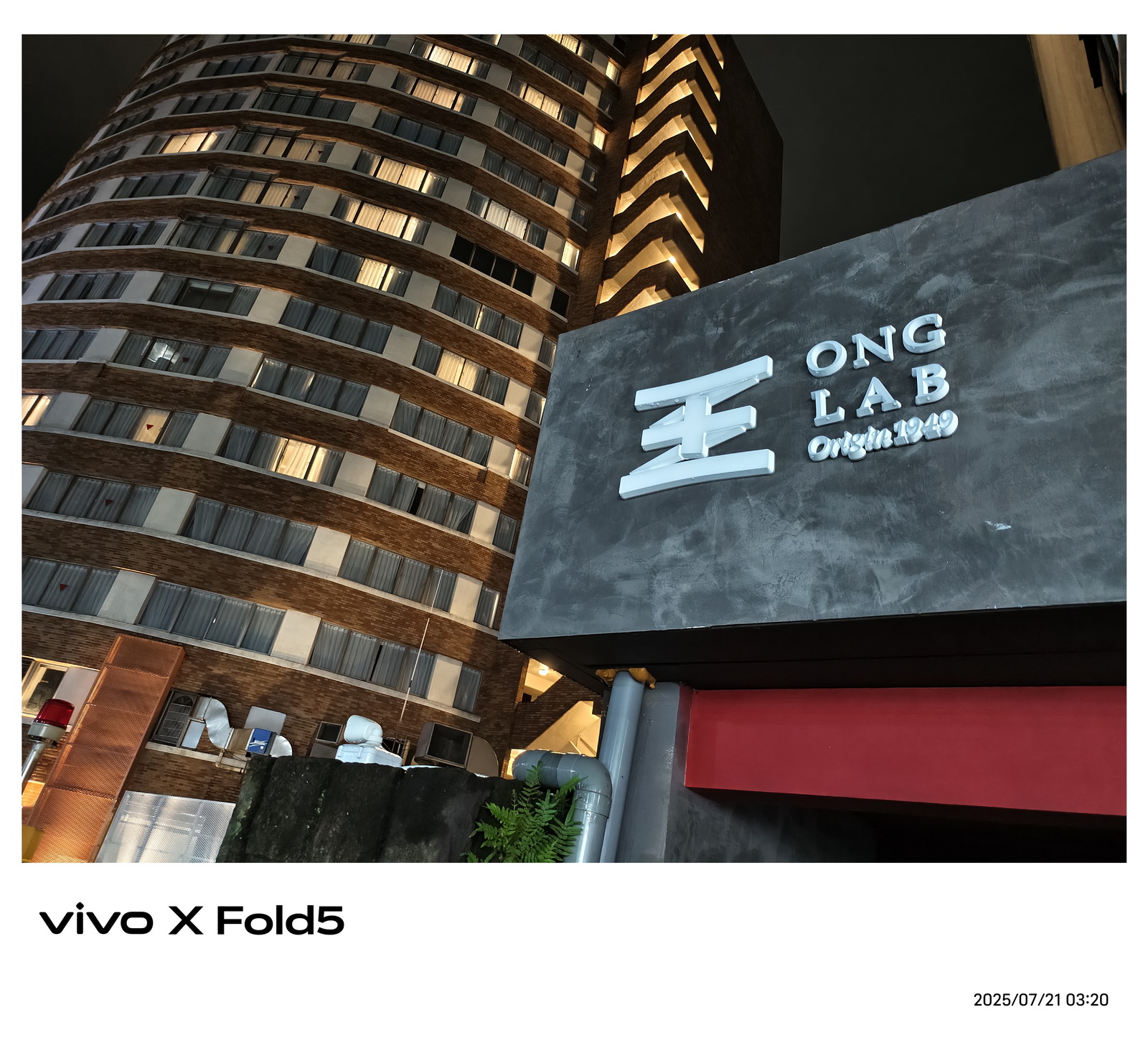 超薄超輕摺疊機新標竿！vivo X Fold5 完整評測：9.2mm 厚度 + 6000mAh 藍海大電池 + 蔡司三鏡頭 @3C 達人廖阿輝