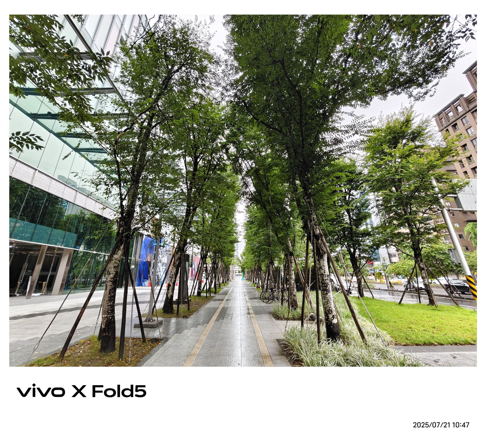 超薄超輕摺疊機新標竿！vivo X Fold5 完整評測：9.2mm 厚度 + 6000mAh 藍海大電池 + 蔡司三鏡頭 @3C 達人廖阿輝