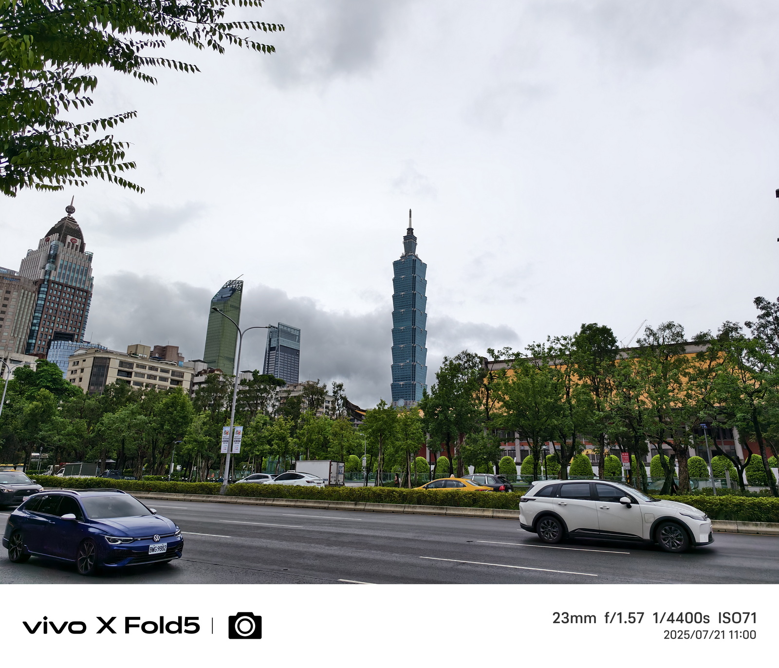 超薄超輕摺疊機新標竿！vivo X Fold5 完整評測：9.2mm 厚度 + 6000mAh 藍海大電池 + 蔡司三鏡頭 @3C 達人廖阿輝