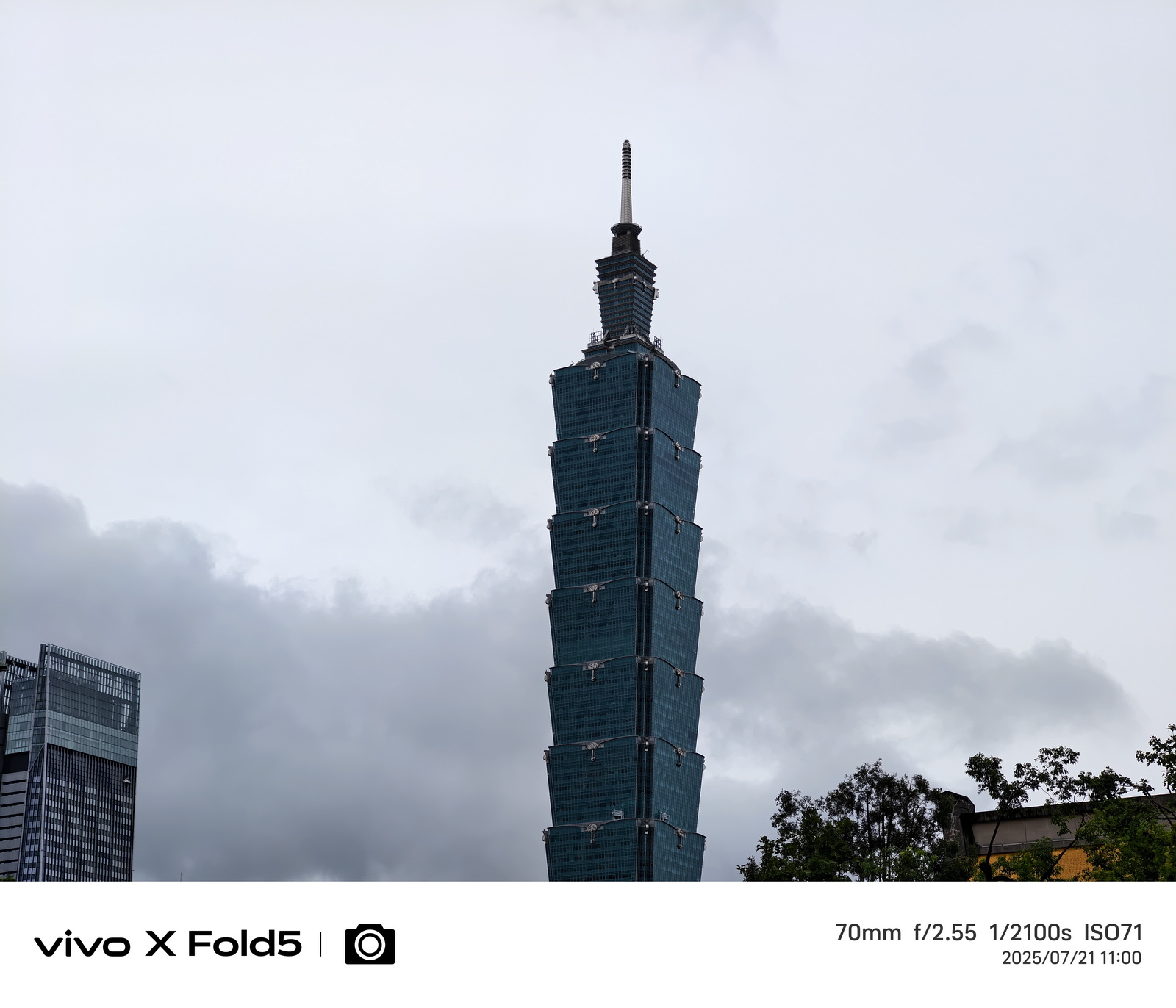 超薄超輕摺疊機新標竿！vivo X Fold5 完整評測：9.2mm 厚度 + 6000mAh 藍海大電池 + 蔡司三鏡頭 @3C 達人廖阿輝