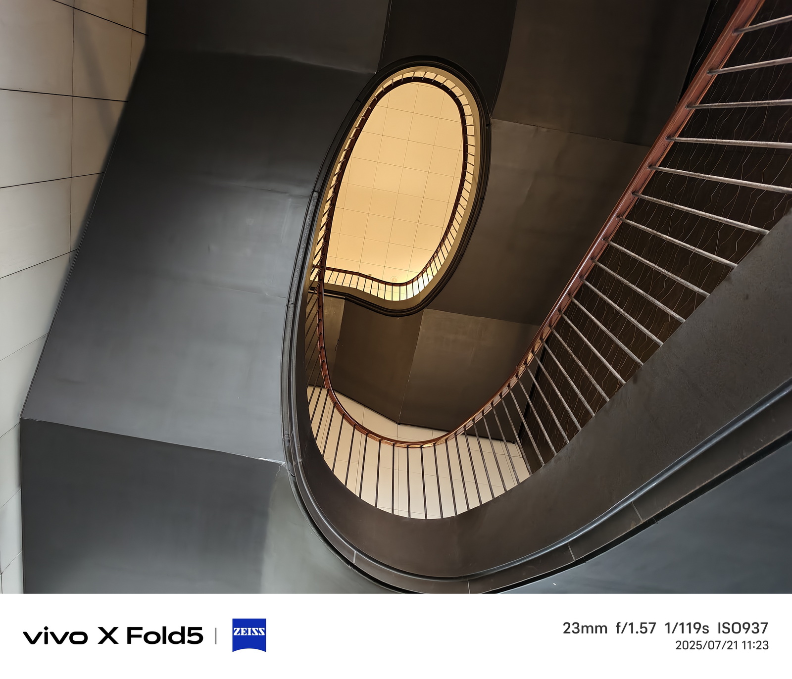 超薄超輕摺疊機新標竿！vivo X Fold5 完整評測：9.2mm 厚度 + 6000mAh 藍海大電池 + 蔡司三鏡頭 @3C 達人廖阿輝