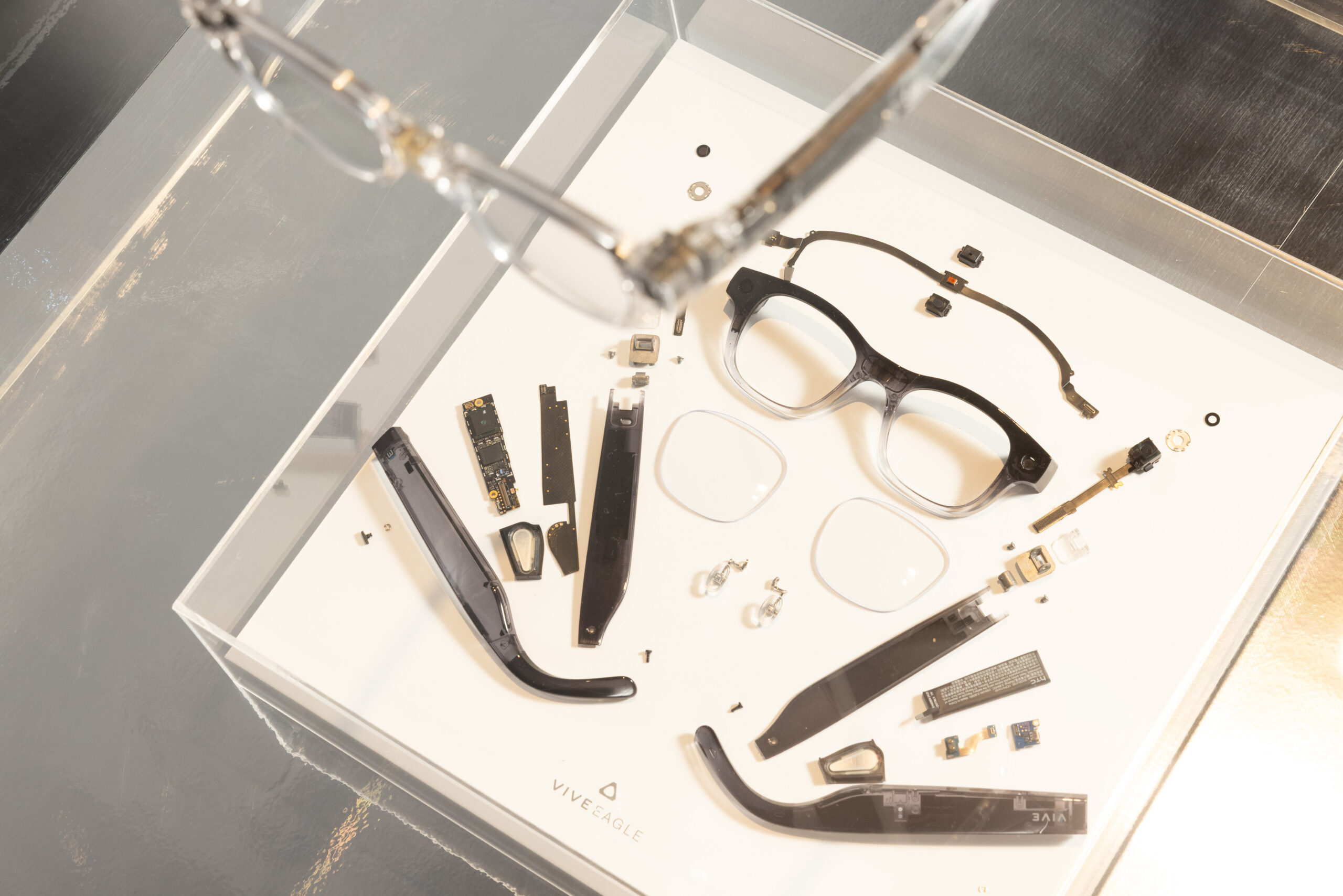 HTC 推出全球首款開放式 AI 架構眼鏡 VIVE Eagle 以時尚設計與 AI 技術引領新世代穿戴生態圈 自由串接 Google Gemini 、 OpenAI GPT 等主流大型語言模型 @3C 達人廖阿輝 HTC 推出全球首款開放式 AI 架構眼鏡 VIVE Eagle 以時尚設計與 AI 技術引領新世代穿戴生態圈 自由串接 Google Gemini 、 OpenAI GPT 等主流大型語言模型 @3C 達人廖阿輝