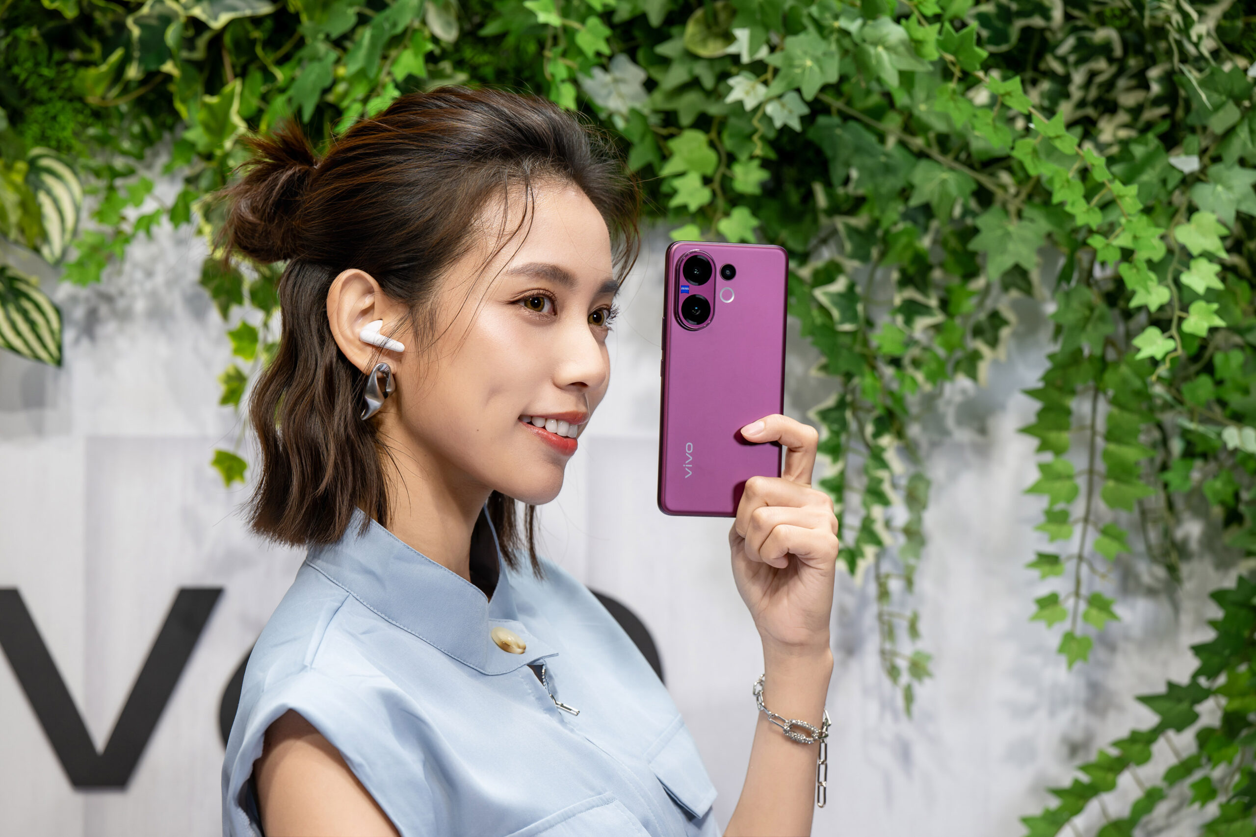 vivo V60 震撼登場！蔡司超級長焦首度加持 潮流跨界 POP MART ZSIGA 引爆 Gen Z 話題 6500mAh 長效電力、 90W 極速閃充、頂級防水 三色時尚配色全面上市 @3C 達人廖阿輝