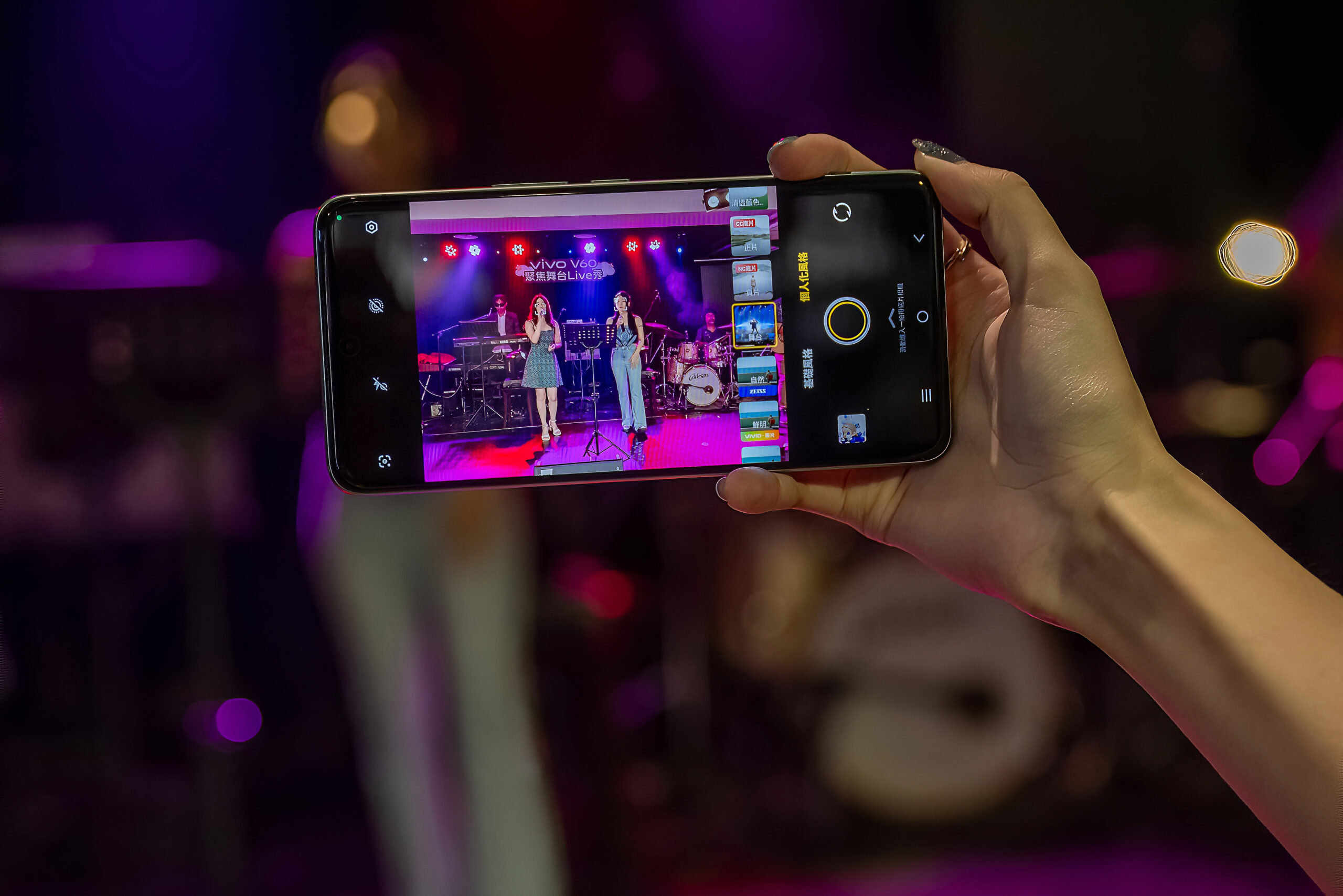 vivo V60 震撼登場！蔡司超級長焦首度加持 潮流跨界 POP MART ZSIGA 引爆 Gen Z 話題 6500mAh 長效電力、 90W 極速閃充、頂級防水 三色時尚配色全面上市 @3C 達人廖阿輝