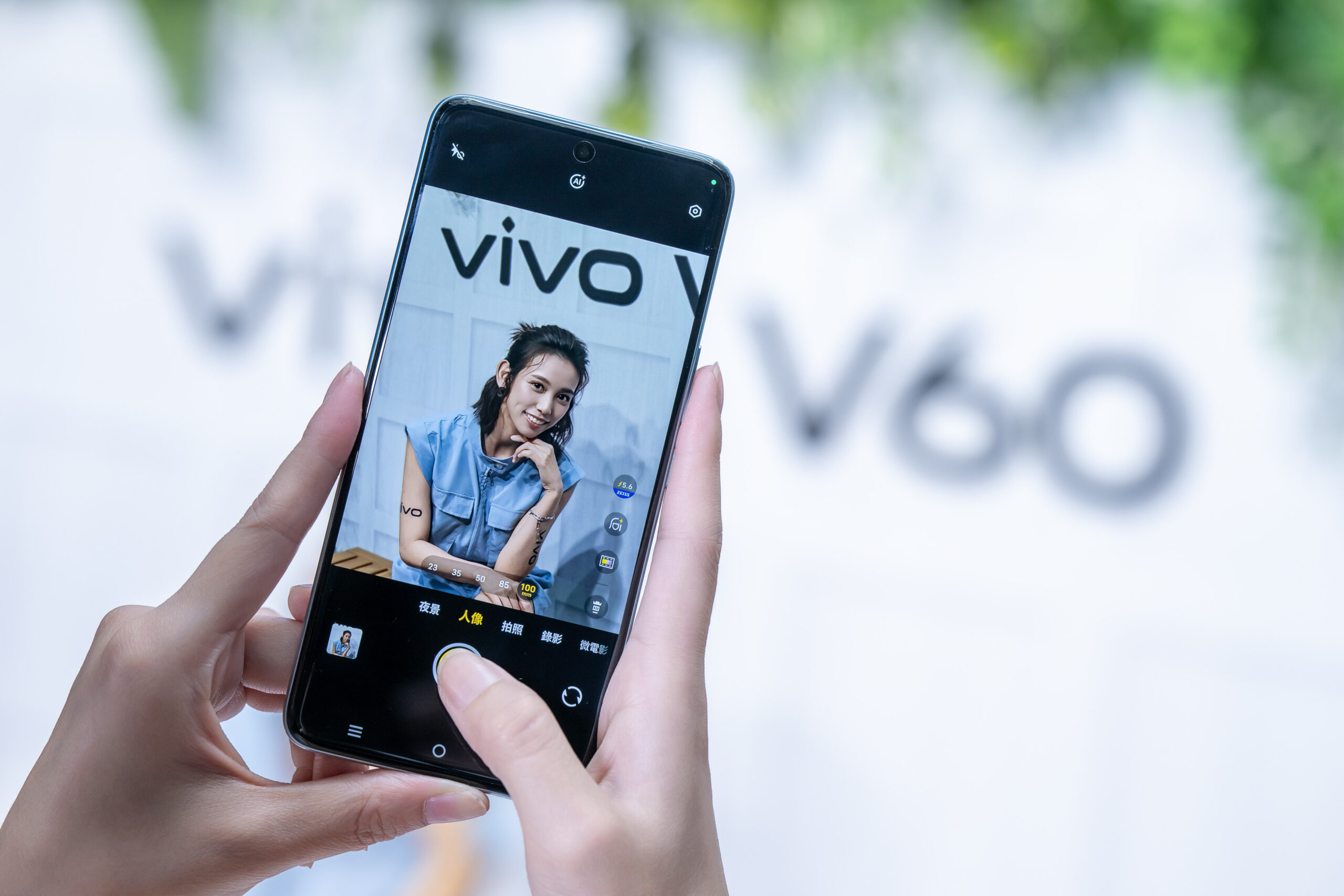 vivo V60 震撼登場！蔡司超級長焦首度加持 潮流跨界 POP MART ZSIGA 引爆 Gen Z 話題 6500mAh 長效電力、 90W 極速閃充、頂級防水 三色時尚配色全面上市 @3C 達人廖阿輝