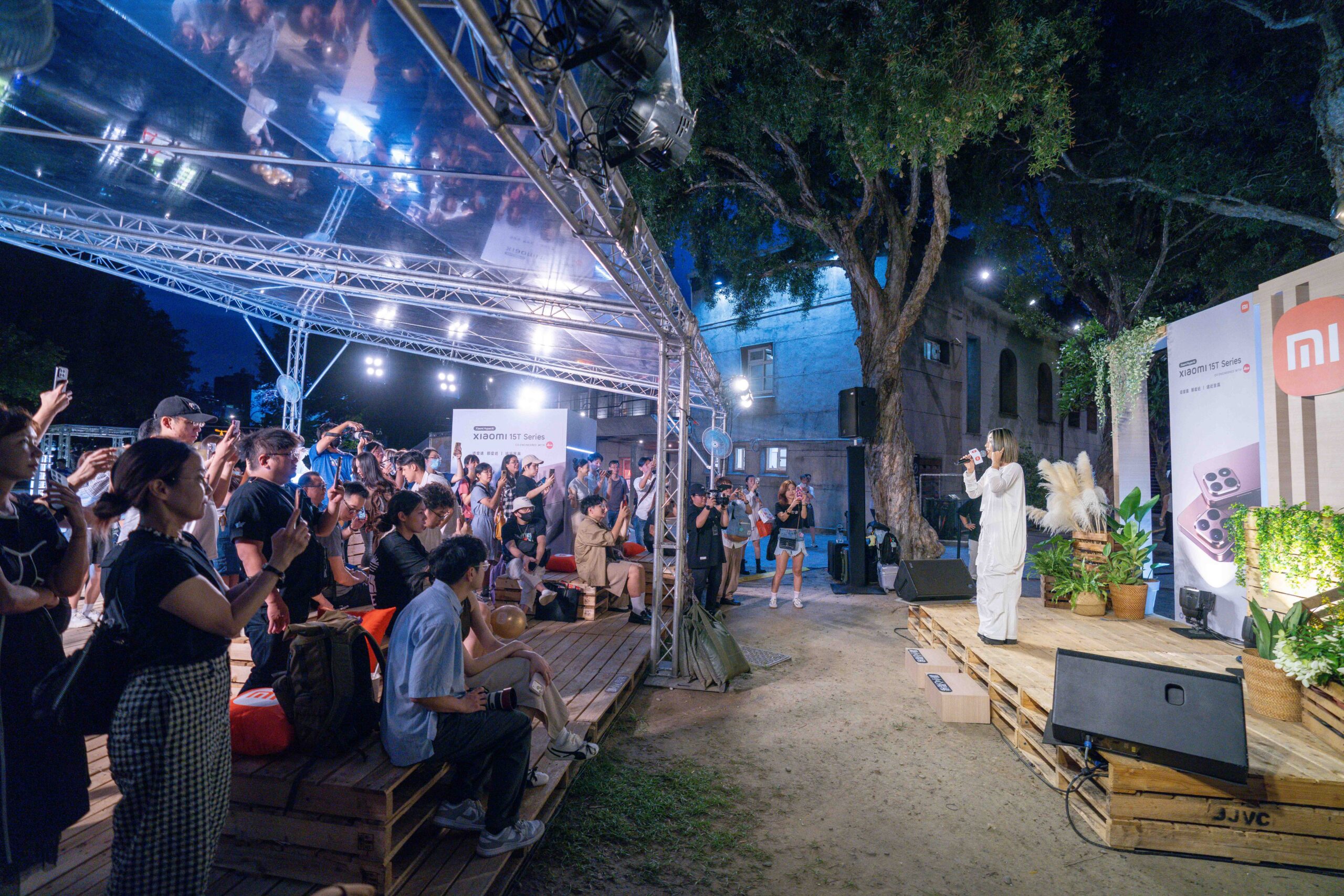 連假華山最嗨盛會 小米 15T Series「聚光時刻」引爆全場  小男孩樂團米非生日開唱真情告白　百位民眾沉浸科技與音樂魅力 @3C 達人廖阿輝