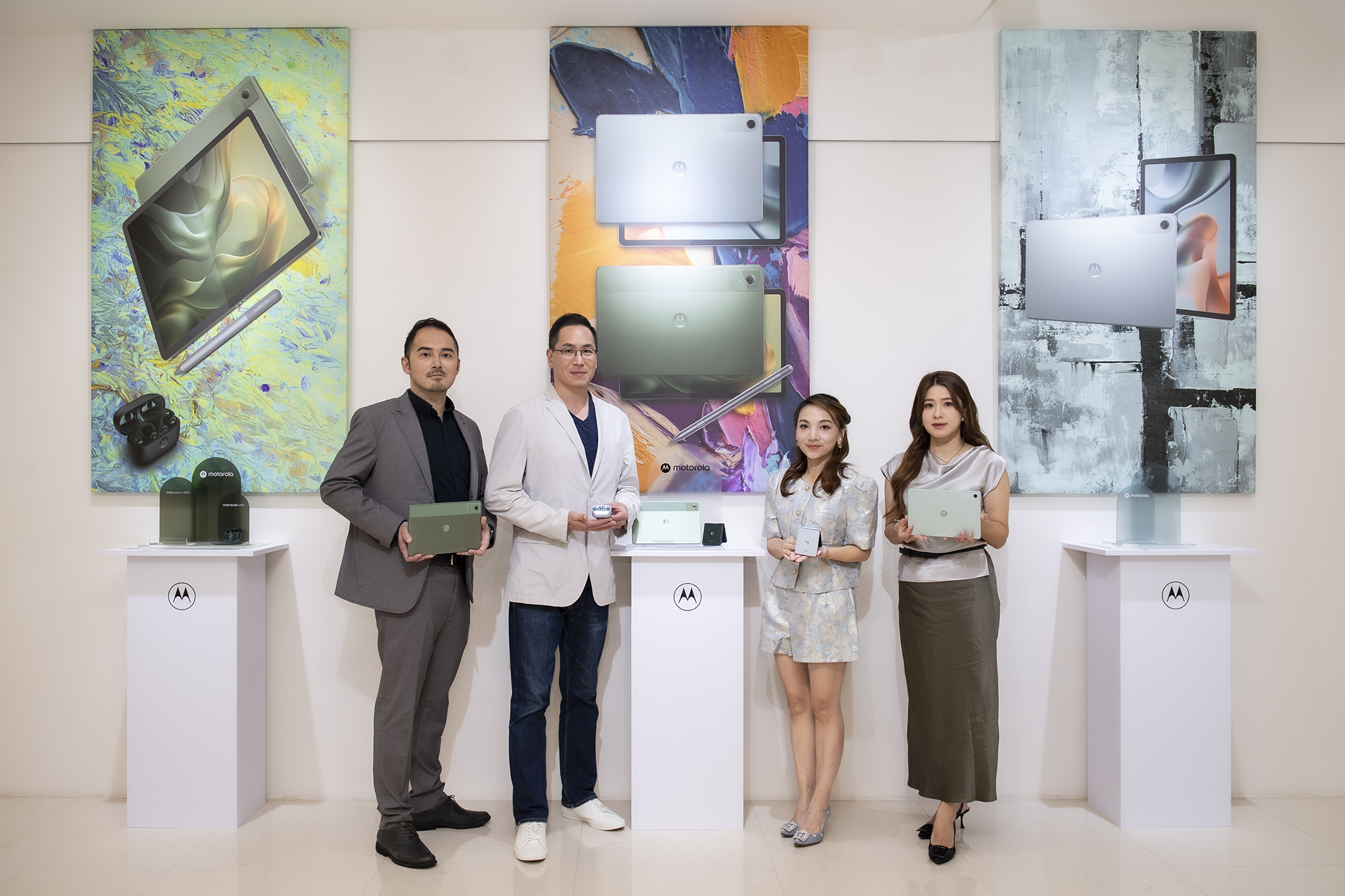 Motorola 全新登場！moto pad 60 系列首度在台上市  首款夾耳式耳機同步亮相　Moto｜Swarovski® razr 60 冰藍限定版耀眼發表 10/1 Moto Lounge 三創快閃開幕　全場景科技美學一次體驗 @3C 達人廖阿輝