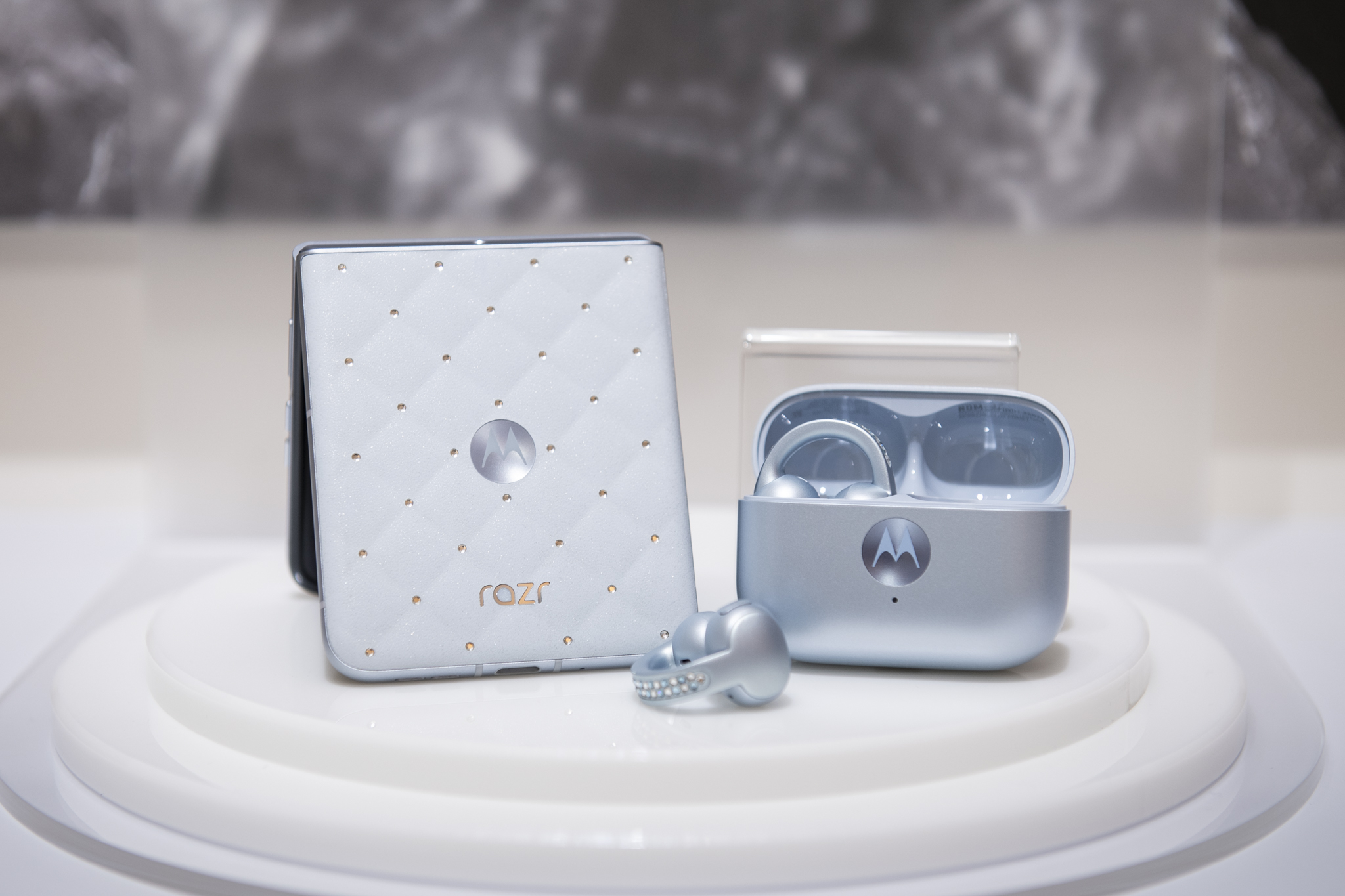 Motorola 全新登場！moto pad 60 系列首度在台上市  首款夾耳式耳機同步亮相　Moto｜Swarovski® razr 60 冰藍限定版耀眼發表 10/1 Moto Lounge 三創快閃開幕　全場景科技美學一次體驗 @3C 達人廖阿輝