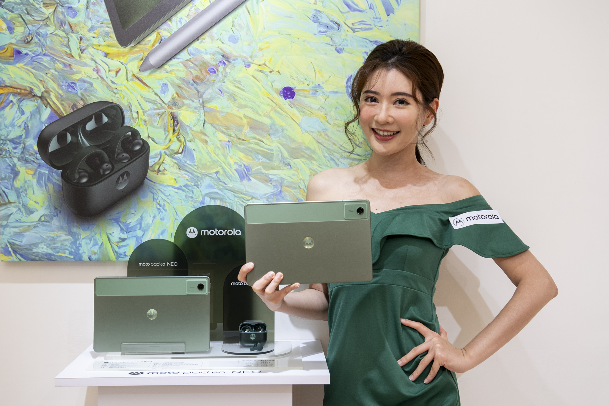 Motorola 全新登場！moto pad 60 系列首度在台上市 首款夾耳式耳機同步亮相　Moto｜Swarovski® razr 60 冰藍限定版耀眼發表 10/1 Moto Lounge 三創快閃開幕　全場景科技美學一次體驗 @3C 達人廖阿輝