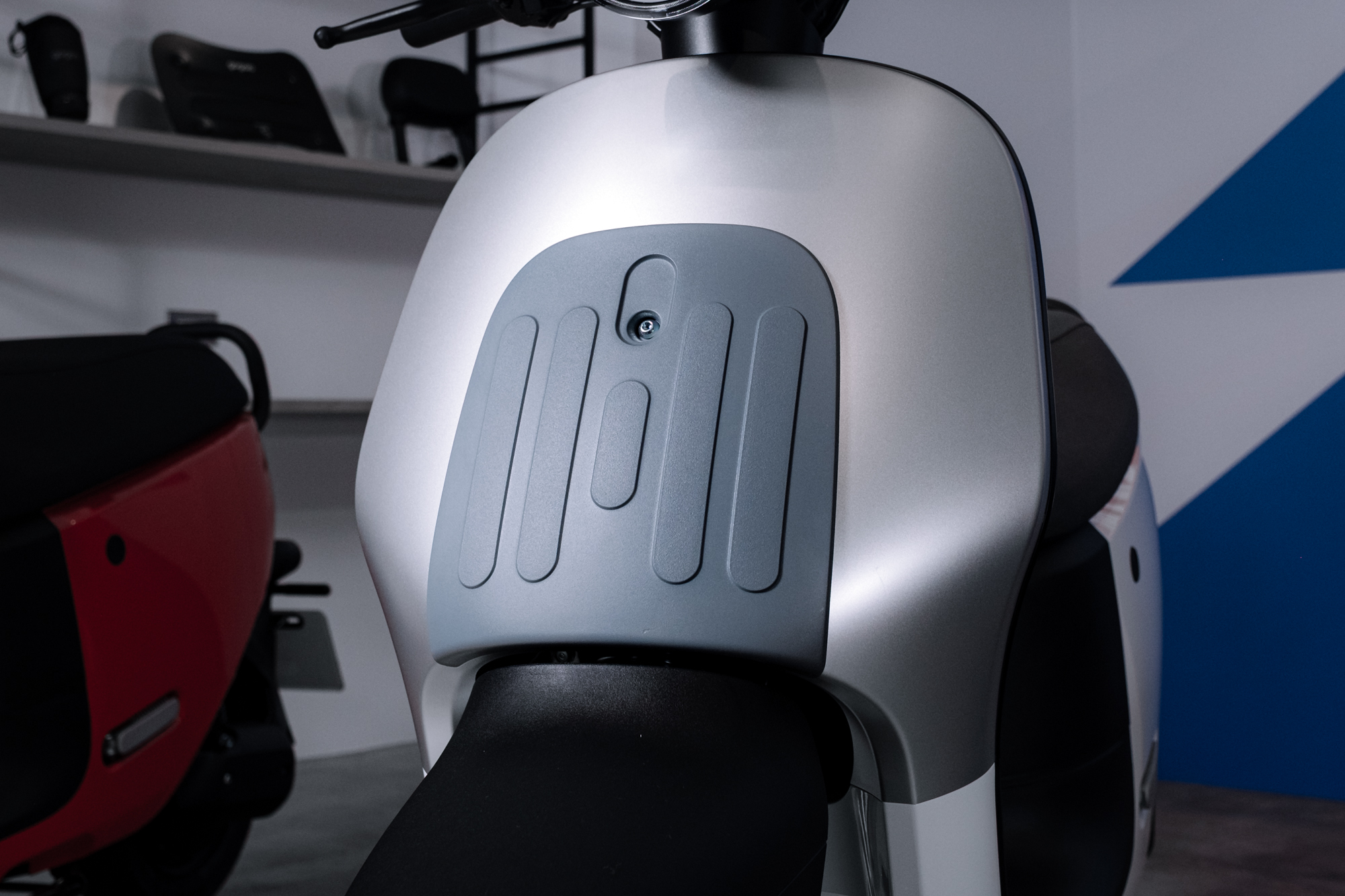 Gogoro 全新入門白牌車款 EZZY 500 正式登場 搭載 5.5 kW 動力、雙電池續航與汽車級安全配備 補助後最低不到 4 萬，再享限時早鳥折扣 @3C 達人廖阿輝