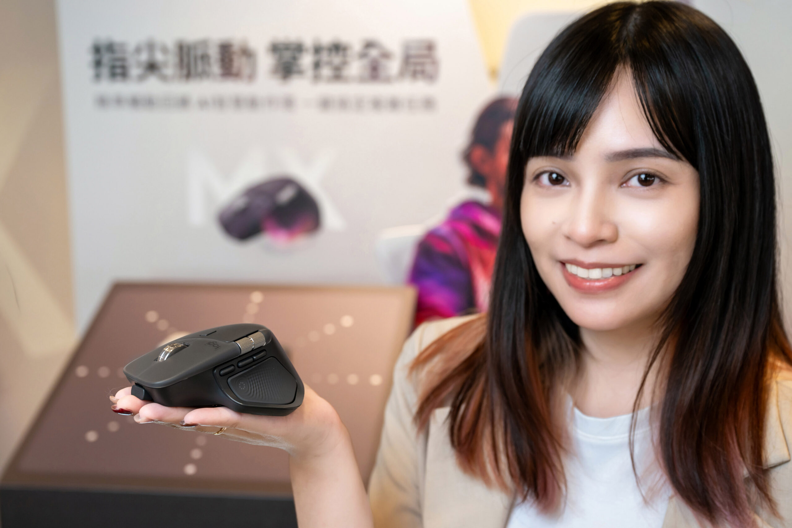 經典再進化！Logitech MX Master 4 無線滑鼠全球同步登場  首搭觸覺回饋 × Actions Ring 快捷環 AI 效率操控新境界 @3C 達人廖阿輝