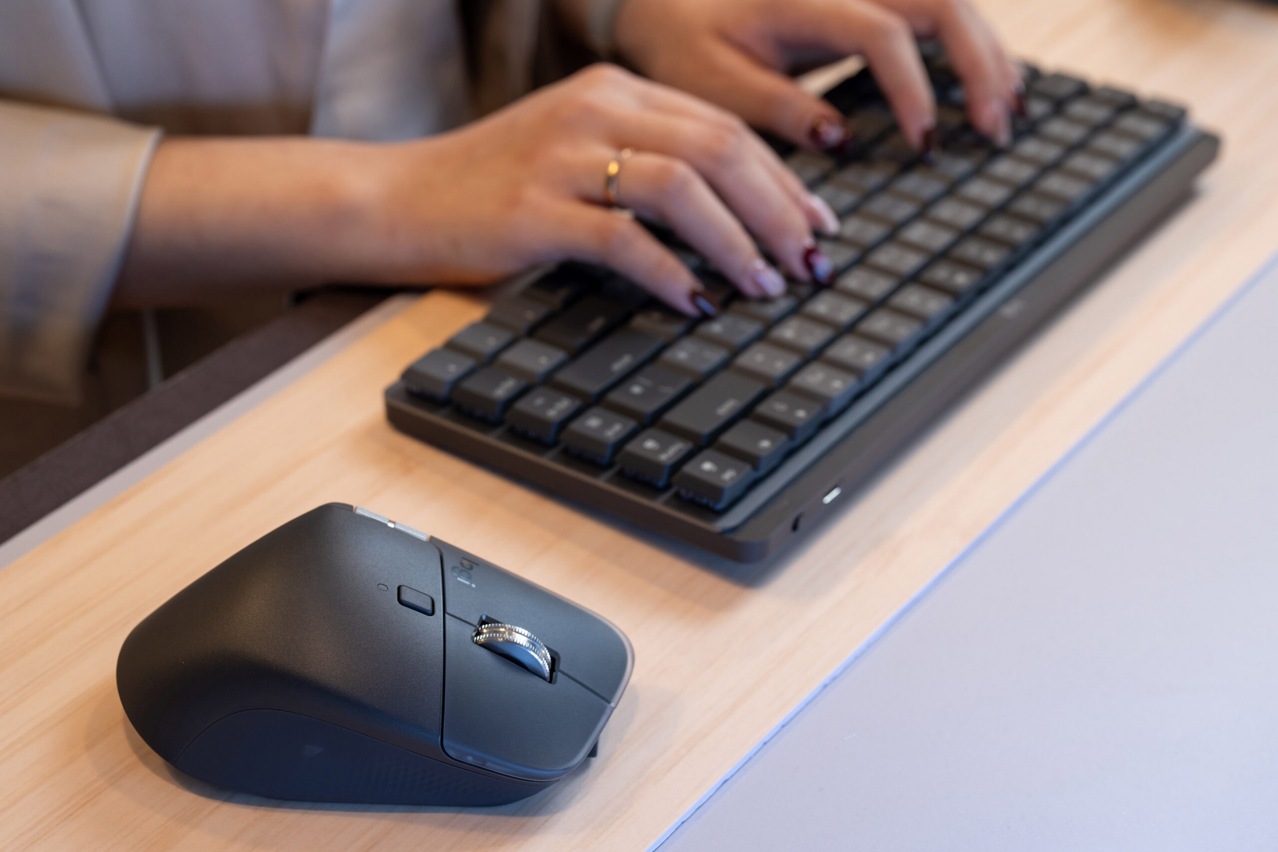 經典再進化！Logitech MX Master 4 無線滑鼠全球同步登場  首搭觸覺回饋 × Actions Ring 快捷環 AI 效率操控新境界 @3C 達人廖阿輝