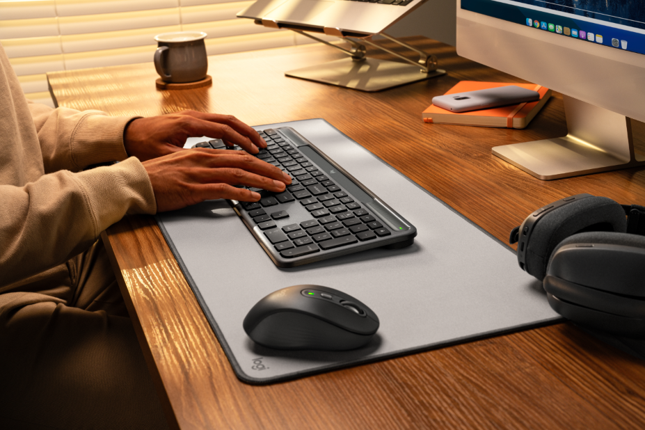 羅技推出 Signature Slim Solar+ K980 光能無線鍵盤　以光能永續開啟智慧新時代  光能充電 × AI 快捷鍵 × 多裝置切換　打造高效永不斷電的工作體驗 @3C 達人廖阿輝