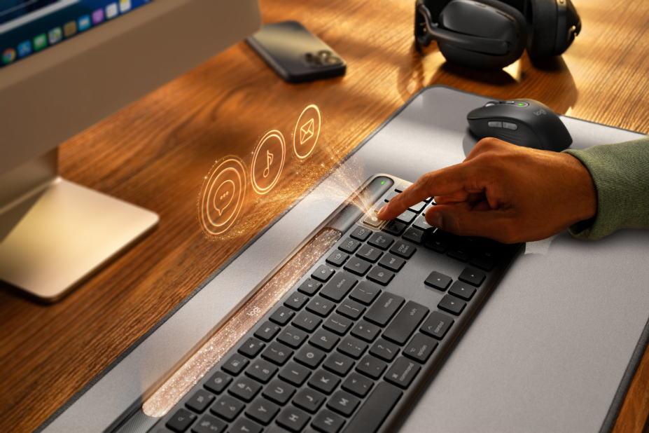 羅技推出 Signature Slim Solar+ K980 光能無線鍵盤　以光能永續開啟智慧新時代  光能充電 × AI 快捷鍵 × 多裝置切換　打造高效永不斷電的工作體驗 @3C 達人廖阿輝