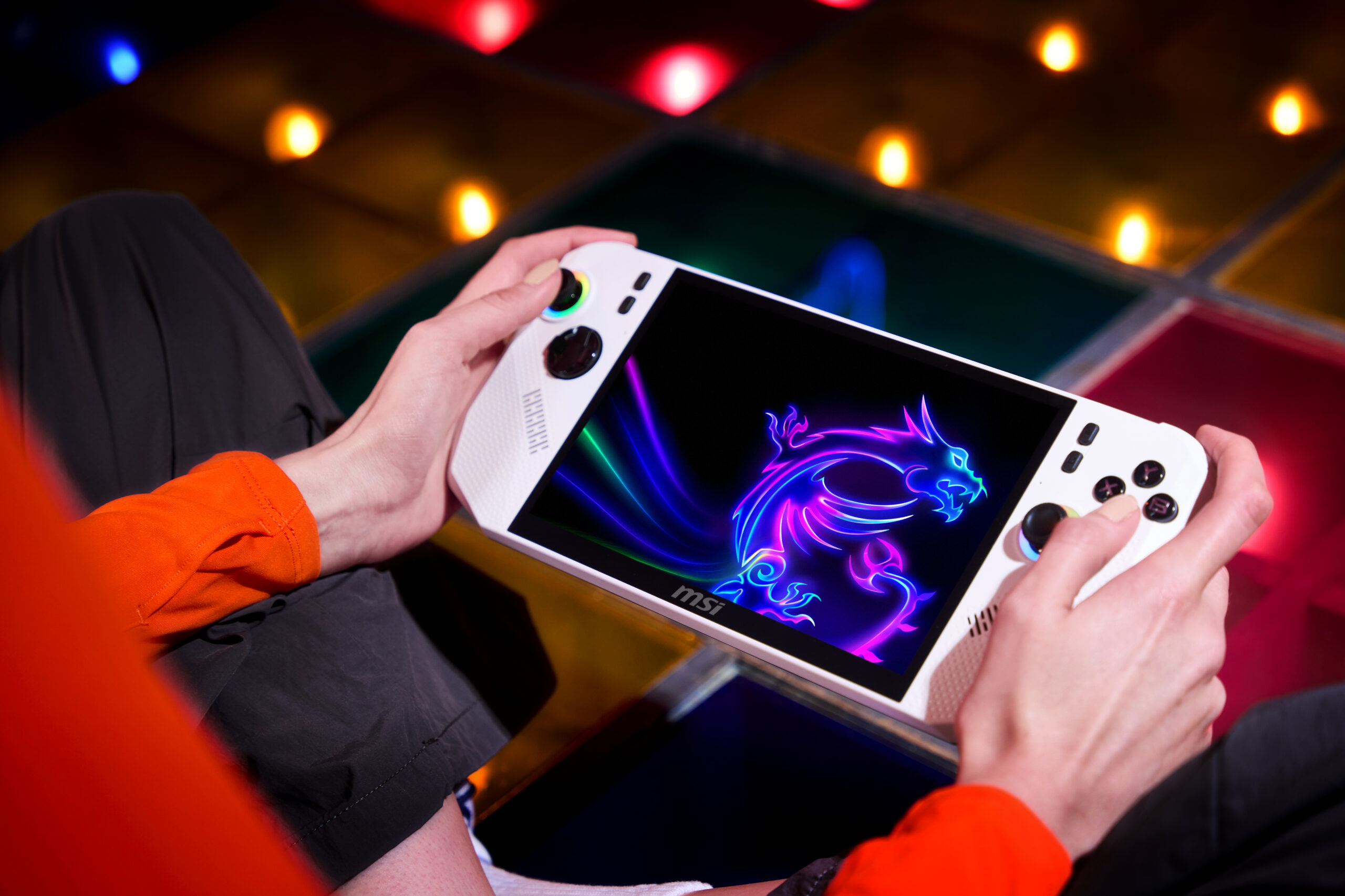 MSI 攜手 SEGA 推出獨家遊戲贈送活動 購買 MSI Claw A8 電競掌機 免費獲得《索尼克賽車：交叉世界》@3C 達人廖阿輝