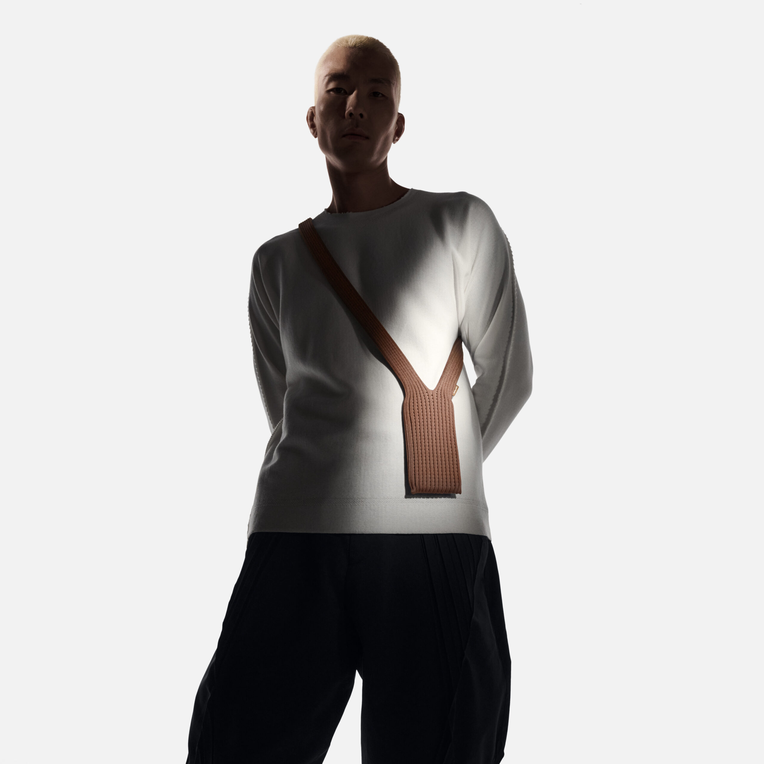 ISSEY MIYAKE 攜手 Apple 推出 iPhone Pocket：重新定義 iPhone 的優雅隨身風格 @3C 達人廖阿輝