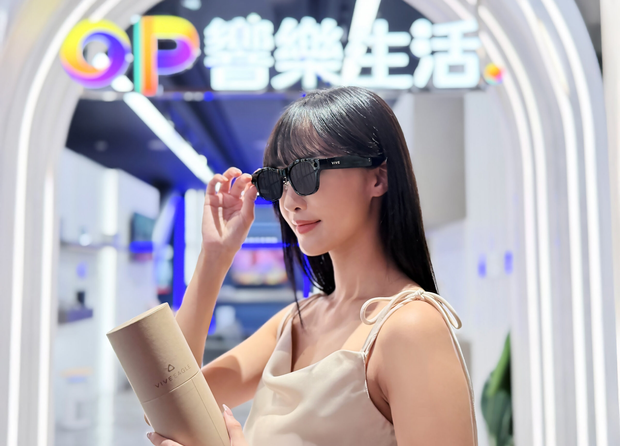 VIVE Eagle 體驗據點再進化 HTC 攜手台灣大、嘉晏光學及多家專業眼鏡通路 擴大全台 AI 智慧眼鏡佈局  全台超過 200 家據點啟動 11/5 全面開展 AI 穿戴生活實際體驗 @3C 達人廖阿輝