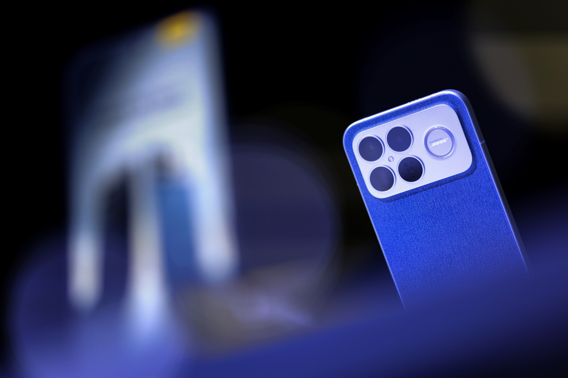 POCO F8 Series 震撼登場　一次滿配四大核心戰力  首發 Snapdragon® 8 Elite Gen 5 × Bose 聯合調音 × 5 倍潛望長焦 × 旗艦 HyperRGB AMOLED 螢幕 首銷限時現折 NT$1,000　最高享 NT$11,000 超值優惠 @3C 達人廖阿輝