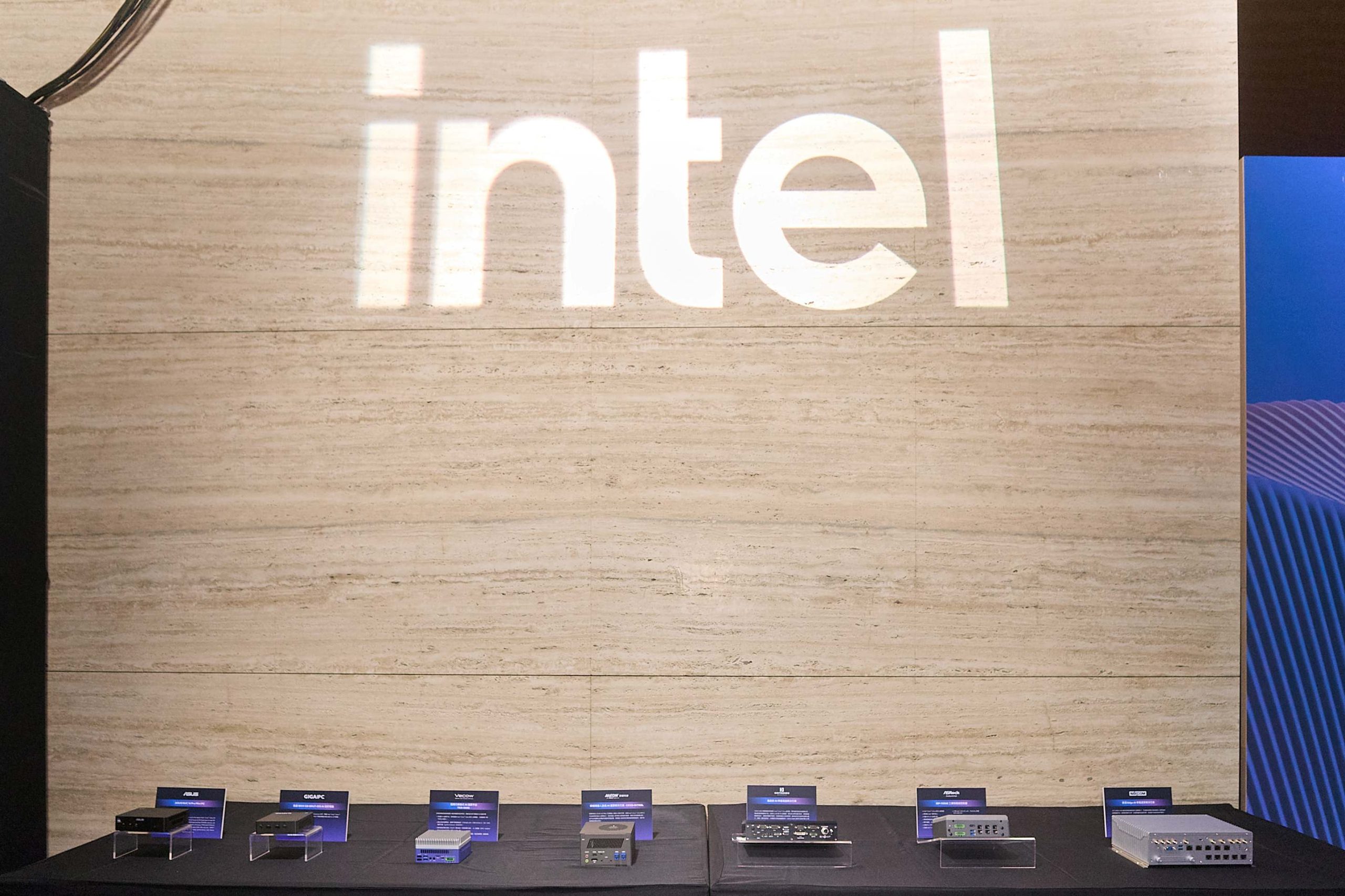 英特爾攜手產業夥伴全面啟動 AI PC 與邊緣運算新世代 Core Ultra 全線產品齊發　從行動裝置到桌機再到邊緣應用一次到位 @3C 達人廖阿輝